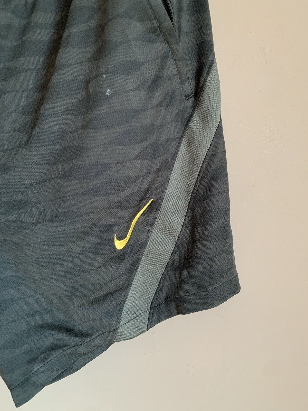 Nike Liverpool FC training Nike shorts grey soccer football Size US 38 / EU 54 - 3 Thumbnail
