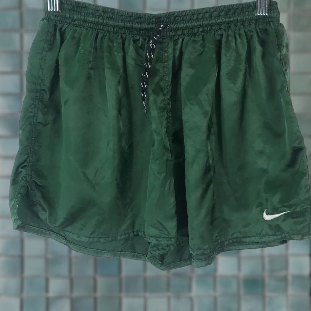 Nike Nike Shorts Women Athletic Green Size 14 Drawstring 4 in Inseam Regular Nylon Activewear Size 24" / US 00 / IT 34 - 1 Thumbnail