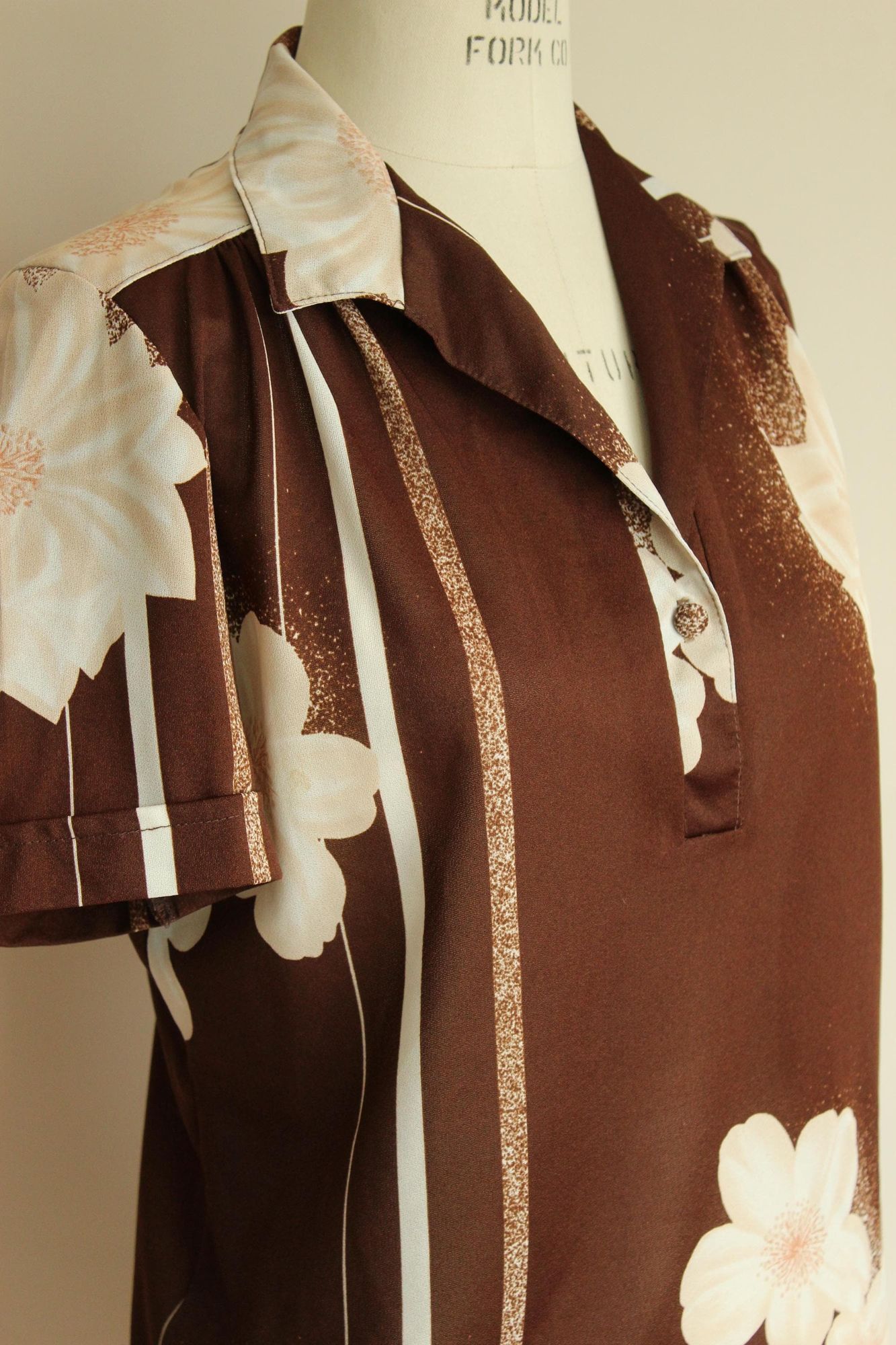 Vintage Vintage 1970s Blouse, Brown and White Floral Print Nylon Sho Size M / US 6-8 / IT 42-44 - 6 Thumbnail