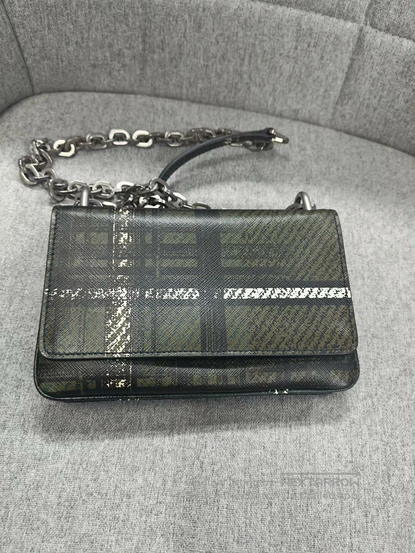 Prada Handbag in Excellent Condition.