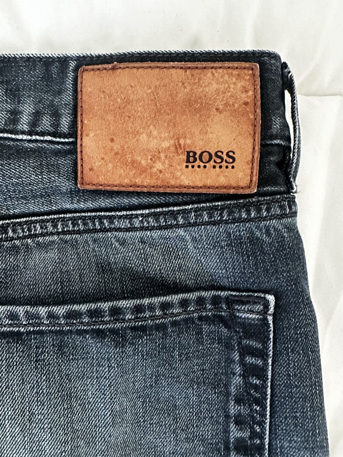 Hugo Boss Hugo Boss straight fit jeans in dark wash denim Size US 34 / EU 50 - 3 Thumbnail