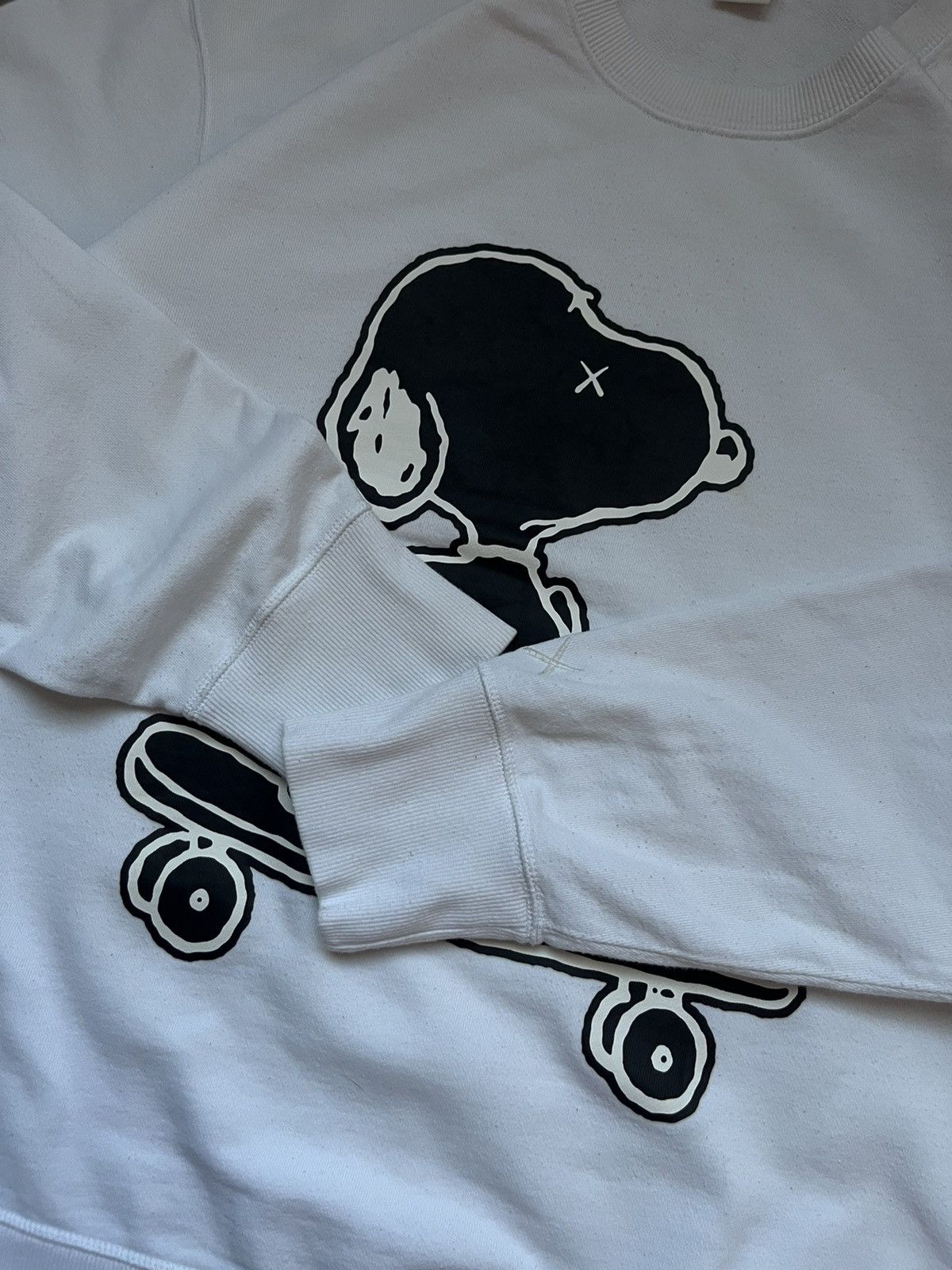 Kaws × Peanuts × Uniqlo KAWS x Snoopy Skateboarding White Sweatshirt Size US XXL / EU 58 / 5 - 5 Thumbnail