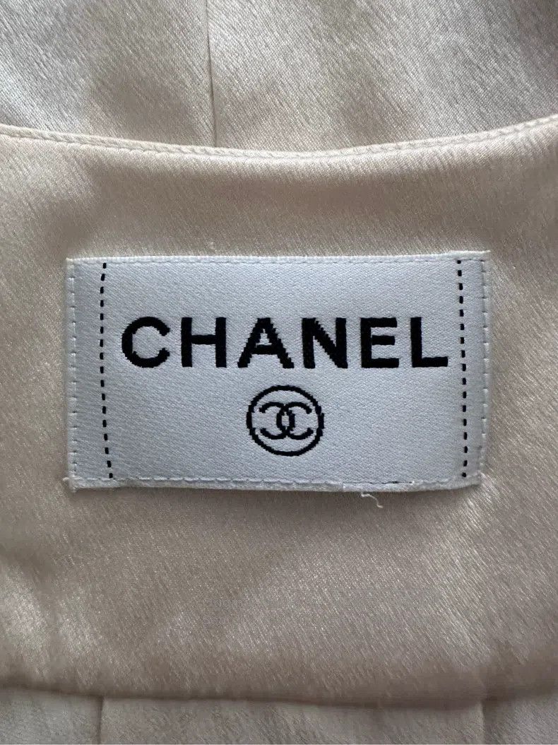 Chanel Chanel Solid colour satin pearl button court style V-neck Size M / US 6-8 / IT 42-44 - 7 Thumbnail