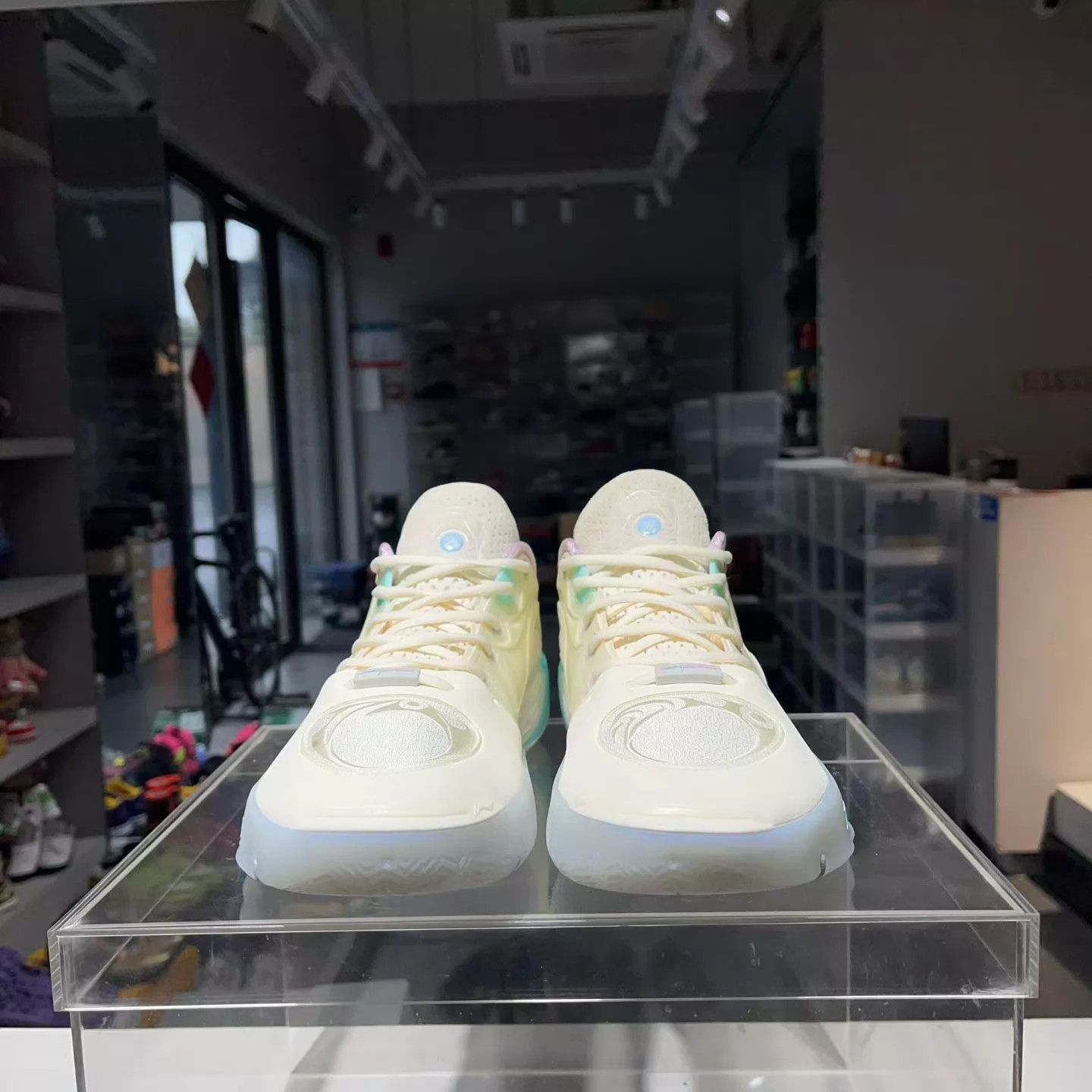 Adidas Adidas Wade 12 Marshmallow 10.5US Worn 30Mins ABAV085-3 Size US 10.5 / EU 43-44 - 1 Thumbnail