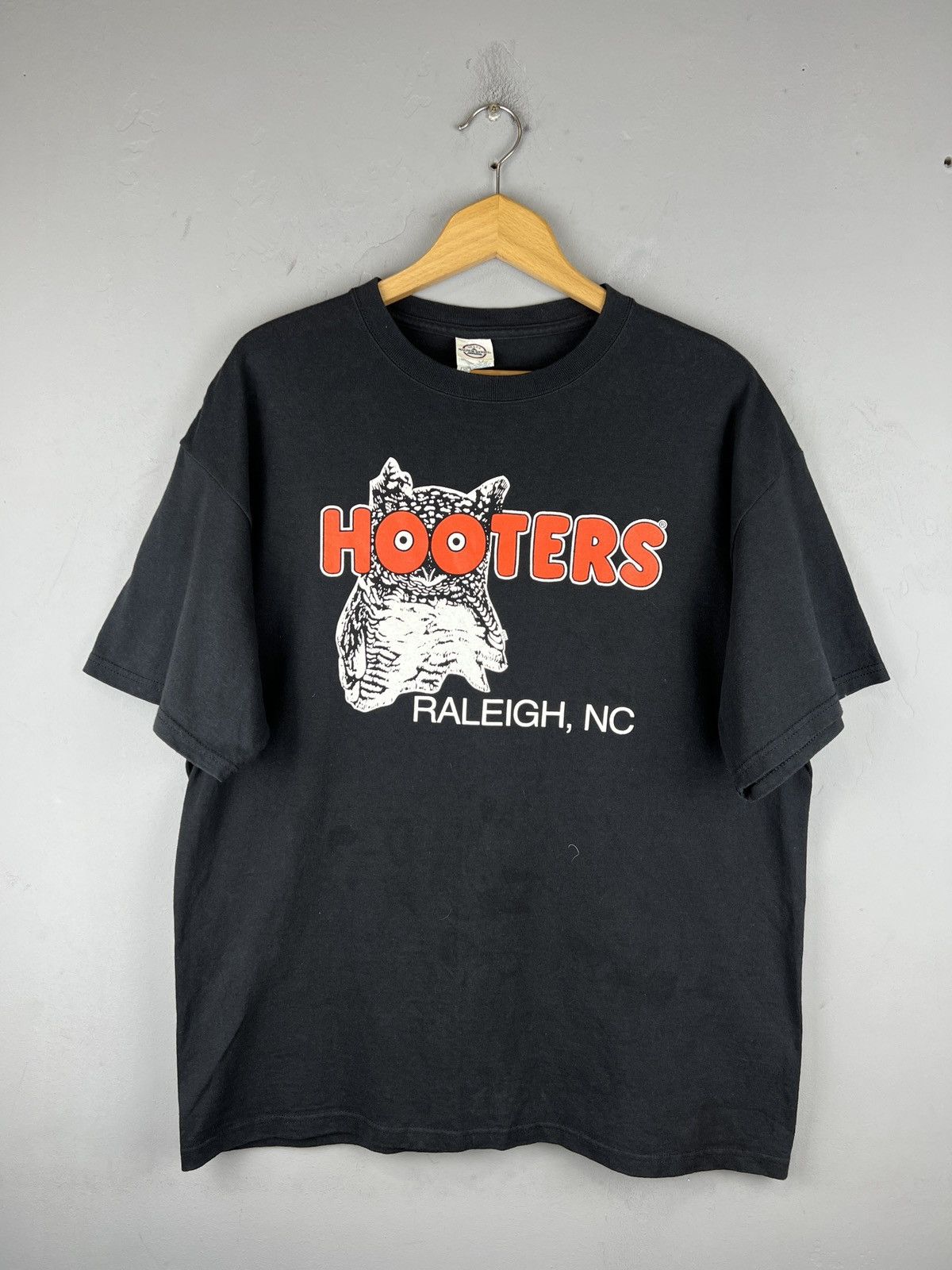 Vintage Vintage 90s Parody Hooters Raleigh,NC Band tee Size US XL / EU 56 / 4 - 1 Thumbnail