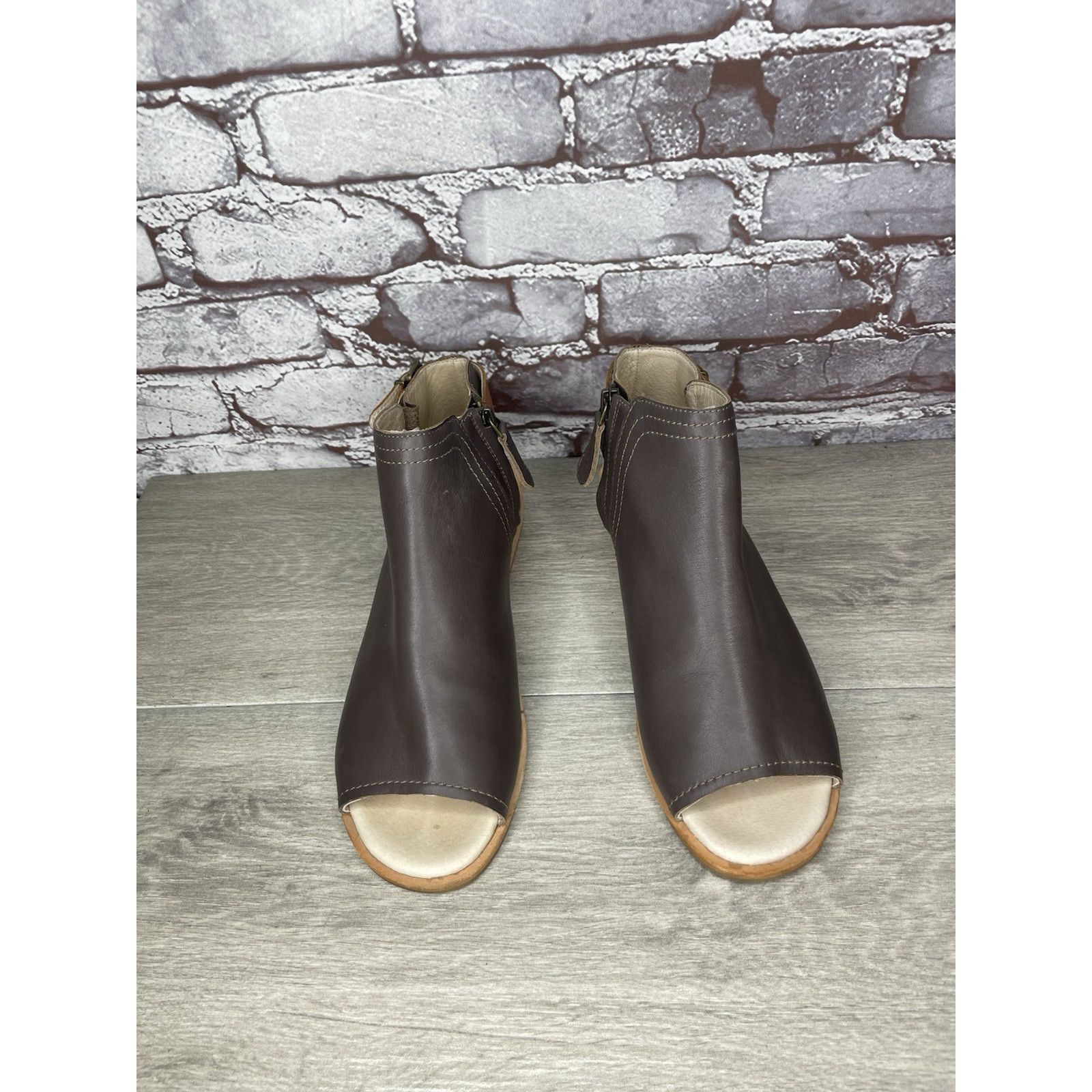 Anthropologie Anthropologie GeeWawa Taupe Leather Side Zip Flat Sandals Wo Size US 9 / IT 39 - 2 Thumbnail