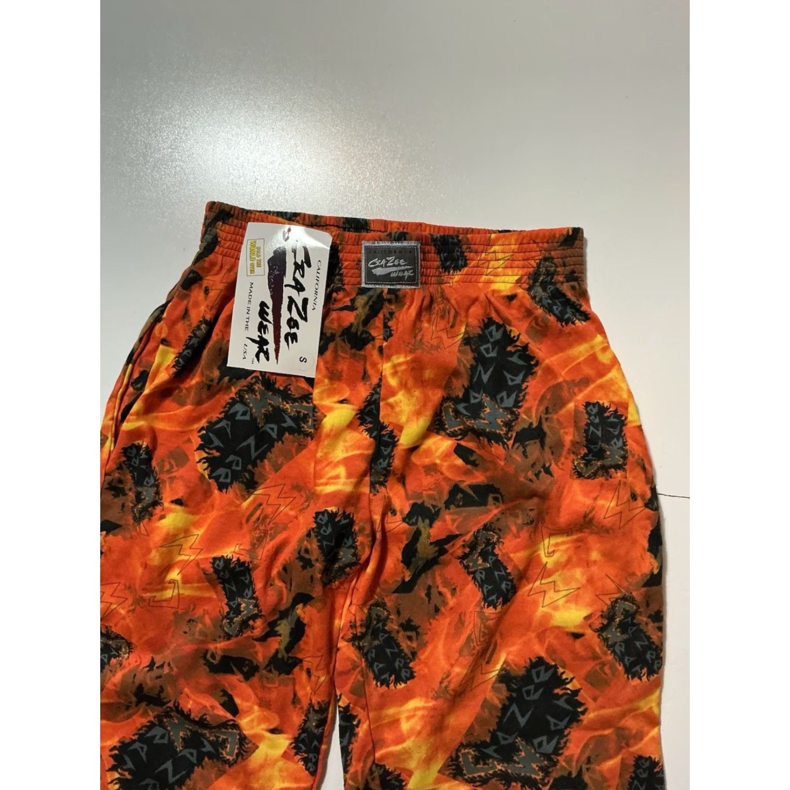 Vintage VINTAGE California Crazee Wear Orange Flames Fire AOP Muscle Beach Shorts S Mens Size US 29 - 6 Thumbnail
