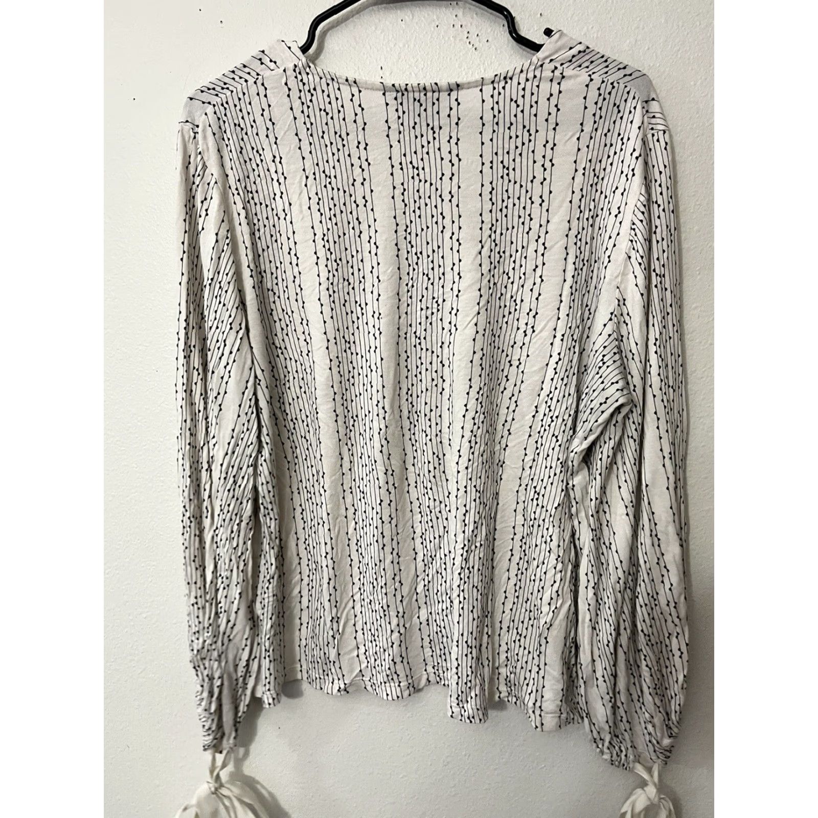 Banana Republic Banana Republic Blouse Shirt Large L White Round Neck Tie Sleeve Women's Adult Regular Size L / US 10 / IT 46 - 3 Thumbnail