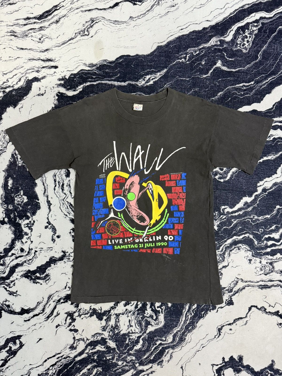 Band Tees Vintage pink floyd the wall live in berlin 90 concert tshirt Size US M / EU 48-50 / 2 - 7 Thumbnail