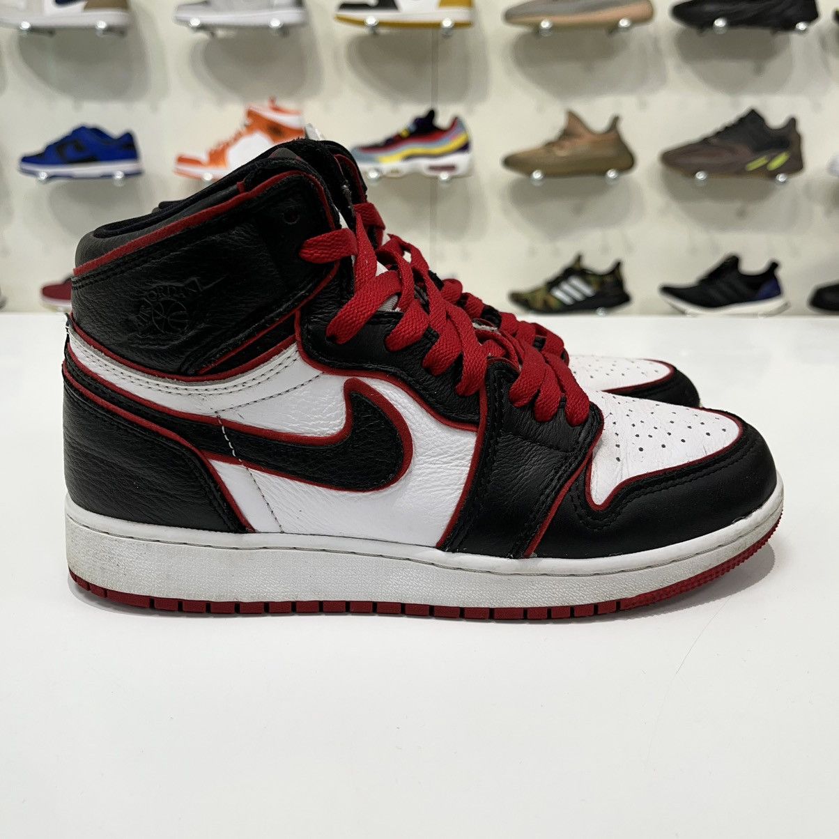 Nike Air Jordan 1 Retro High Bloodline (GS) Size US 5.5 / EU 38 - 6 Thumbnail