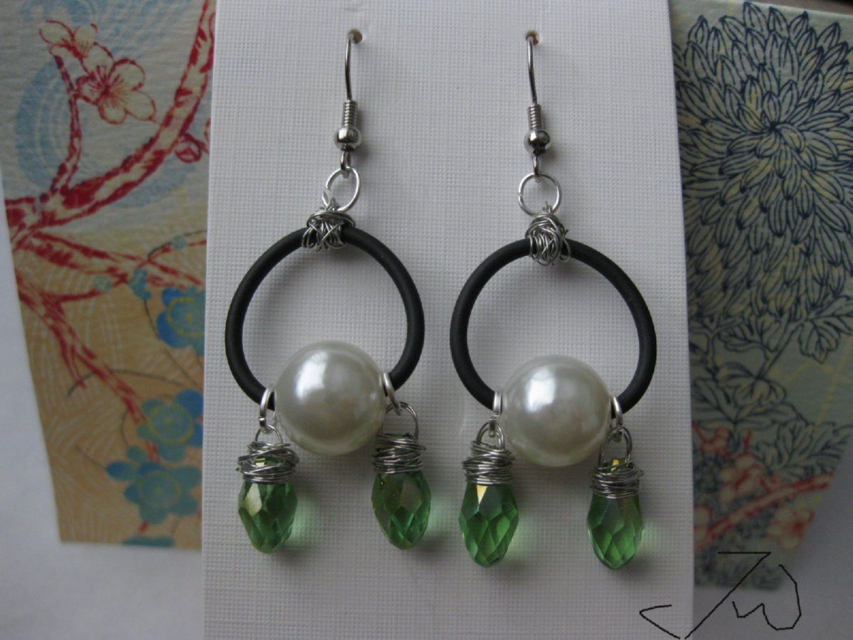 Handmade White Pearl Bead Dangle Earrings With crystal Size ONE SIZE - 1 Thumbnail