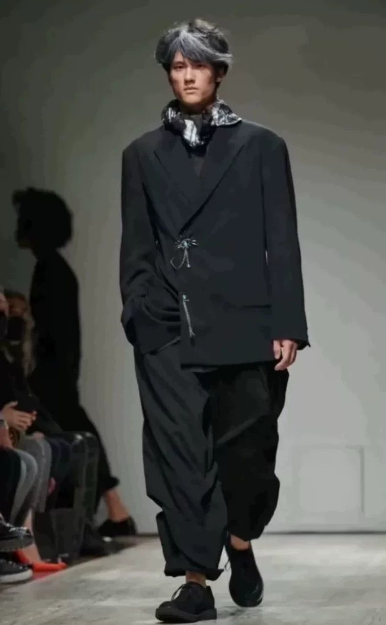 Yohji Yamamoto Yohji Yamamoto size 2 23aw Asymmetric Shoulder Pad blazer Size 36R - 5 Thumbnail