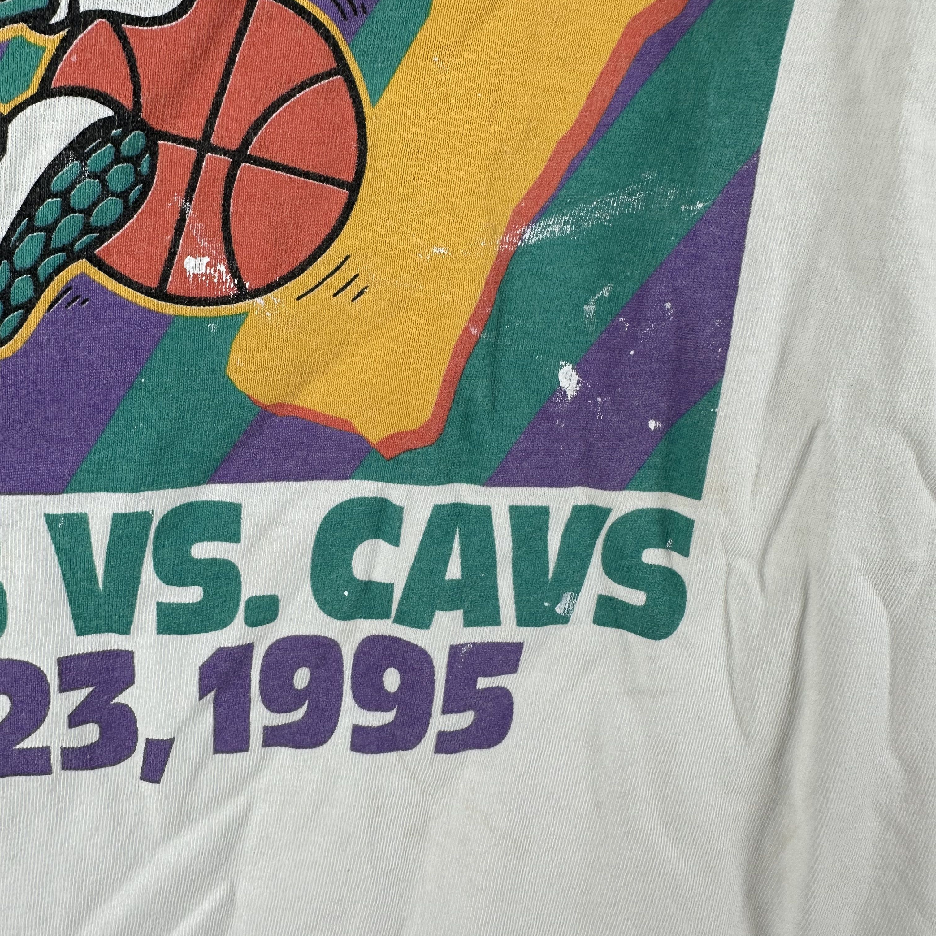 Vintage 1995 Charlotte Hornets VS Cavs Fantastic Fanale NBA T-shirt Size US XL / EU 56 / 4 - 6 Thumbnail
