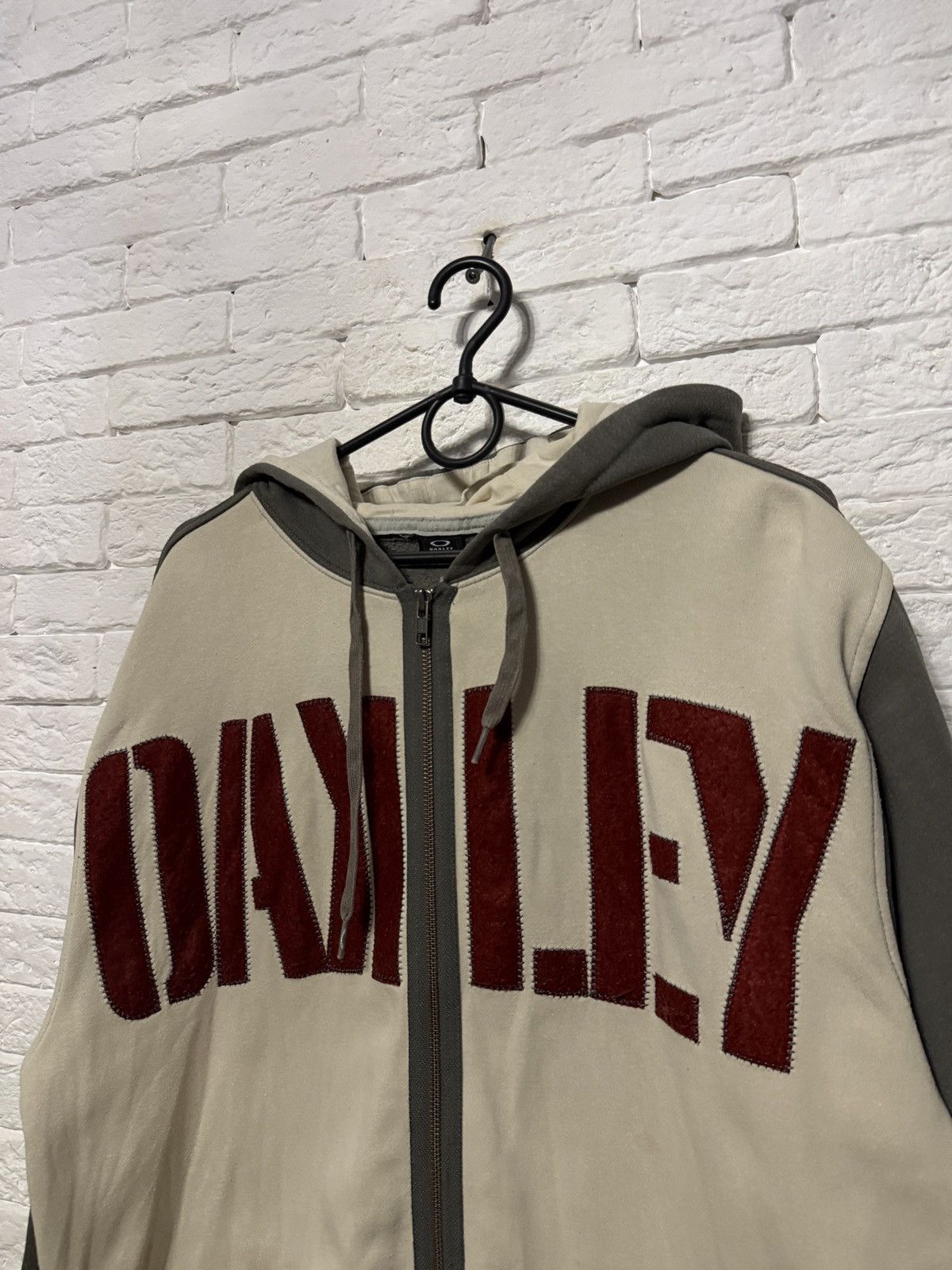 Oakley Vintage Oakley Huge Embroidered Logo Full Zip Hoodie Sz L Size US L / EU 52-54 / 3 - 2 Thumbnail