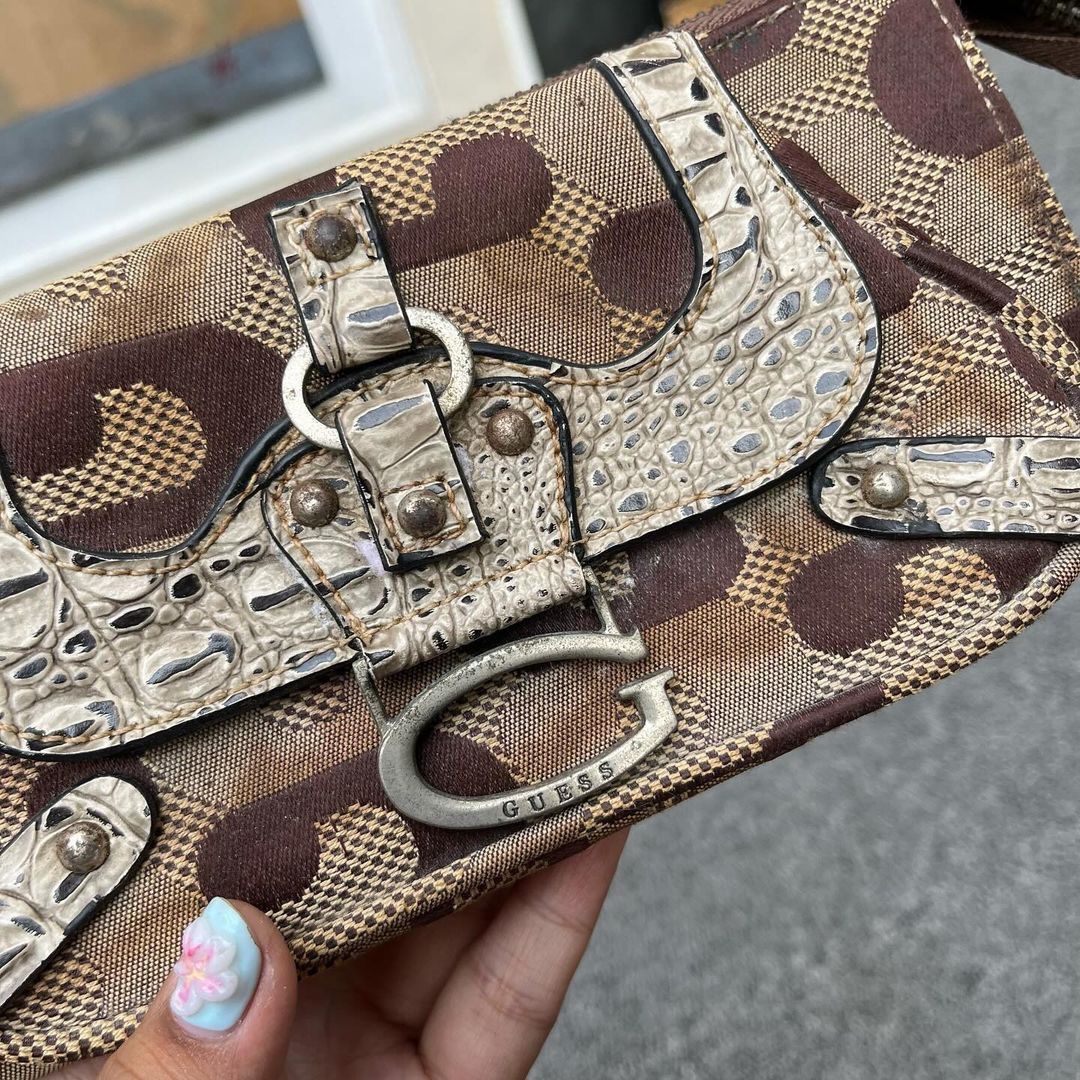 Guess Vintage Y2k wallet logo latch and leather Size ONE SIZE - 2 Thumbnail