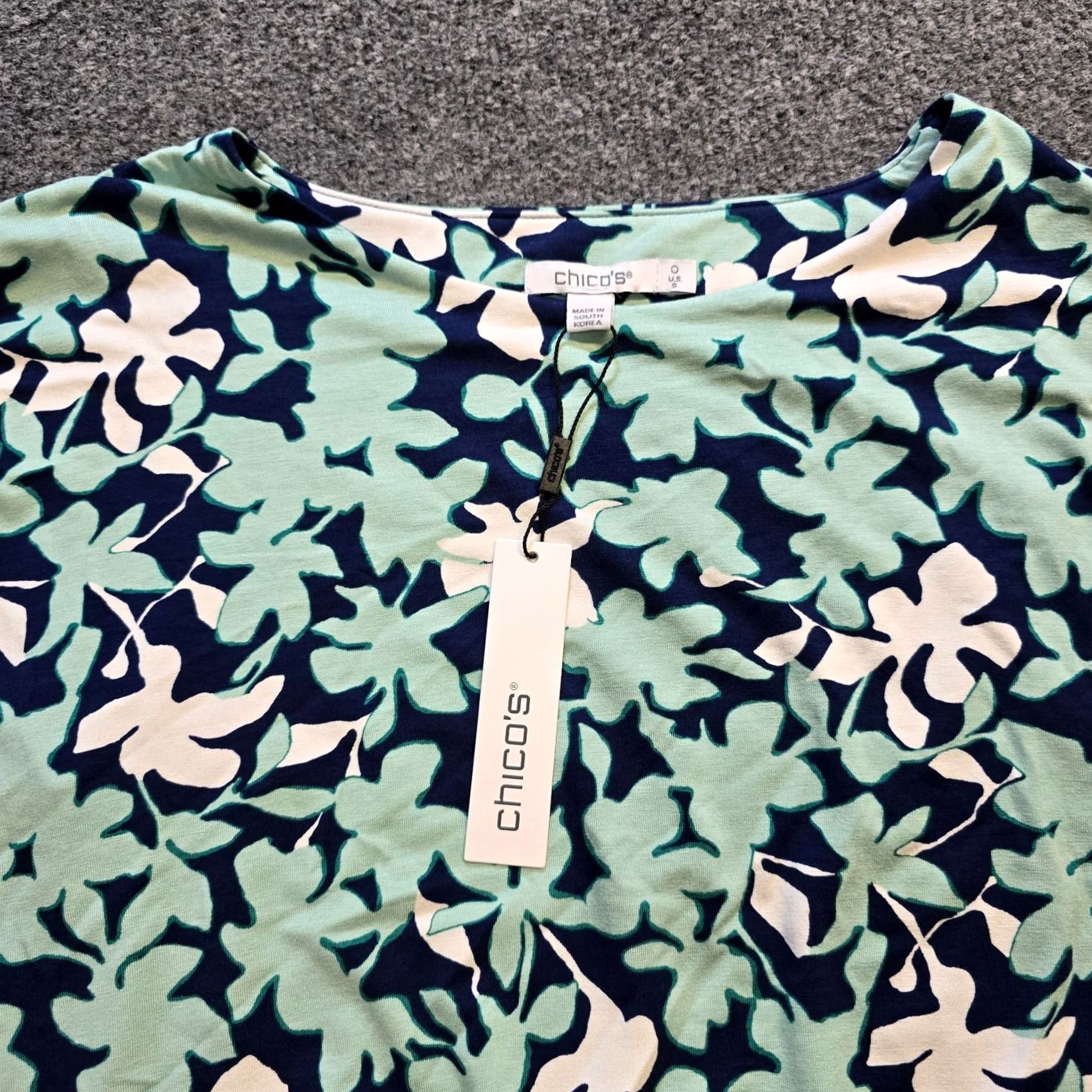 Vintage Chico's Top Blouse Womens Small Blue Floral Short Sleeve Boat Neck Casual Shirt Pullover Stretch Jersey Rayon Spandex Size S / US 4 / IT 40 - 2 Thumbnail