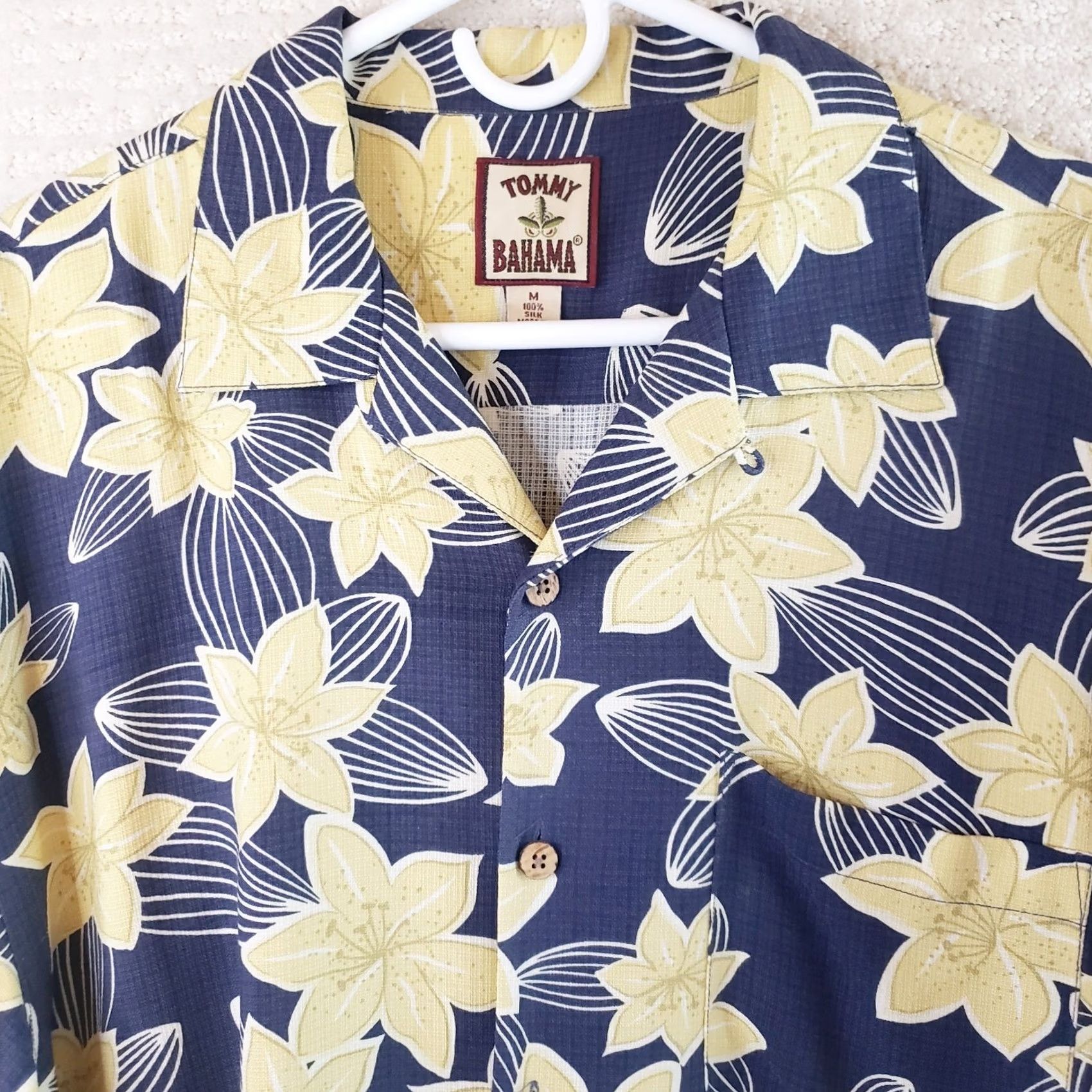 Tommy Bahama VINTAGE Tommy Bahama Shirt Men L Navy Blue Yellow Floral Silk Relaxed Button Up S. S. Size US L / EU 52-54 / 3 - 3 Thumbnail