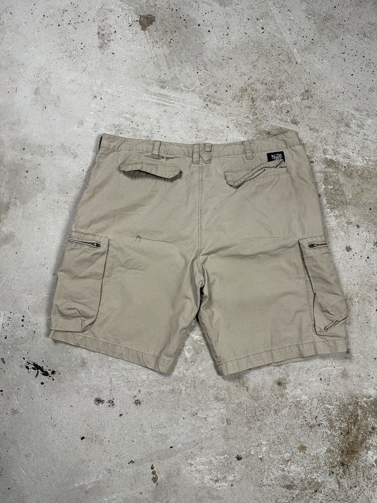 Nike × Vintage Vintage Y2K Nike Beige Baggy Cargo Shorts Swoosh Size US 38 / EU 54 - 2 Thumbnail