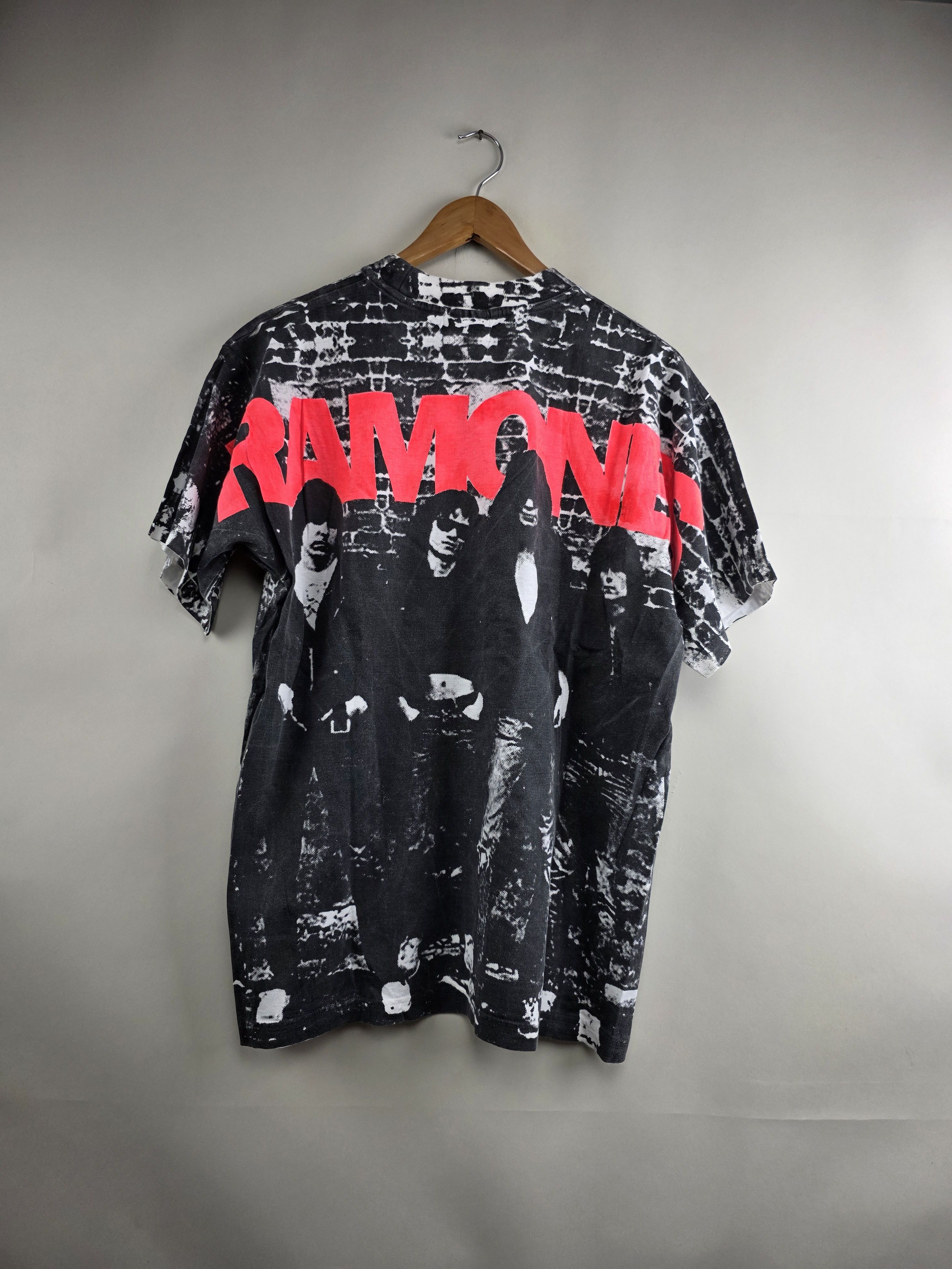 Band Tees × Vintage 90s The Ramones All over print L 21" 28.5" Size US L / EU 52-54 / 3 - 5 Thumbnail