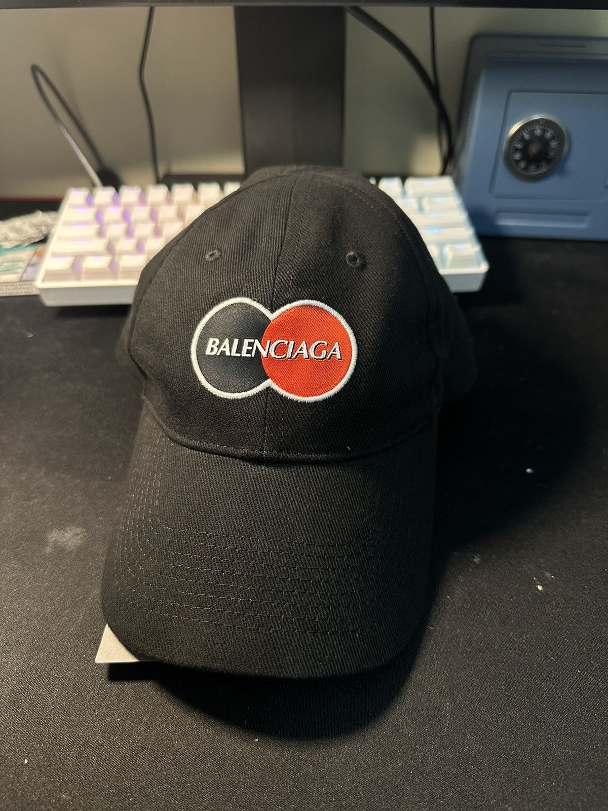 バレンシアガキャップ　マスターカード Balenciaga Mastercard Logo Cap & Card Key Ring | Drops