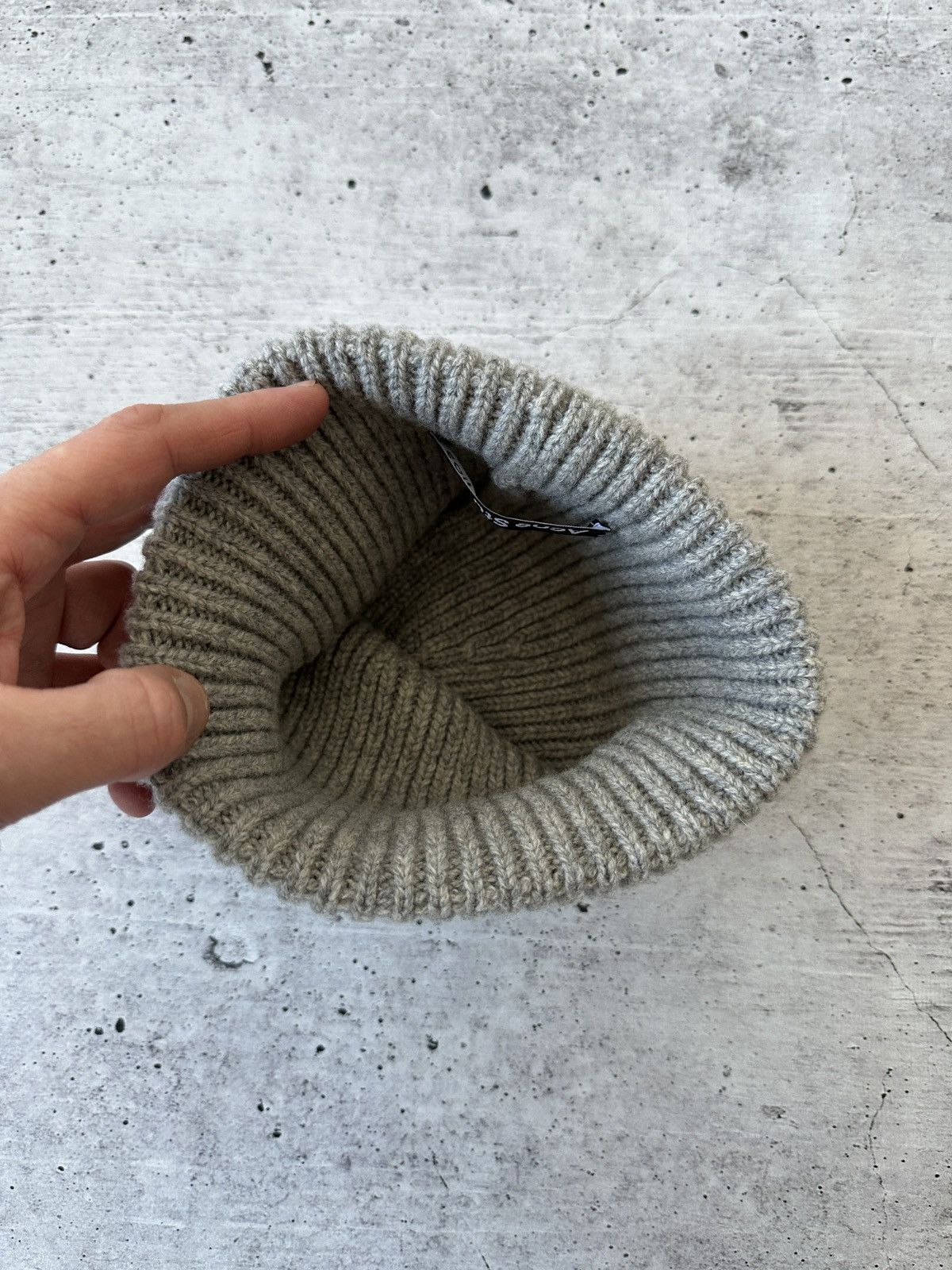 Acne Studios Acne Studios Gray Ribbed Beanie with Smiley Patch 100% Wool Size ONE SIZE - 6 Thumbnail