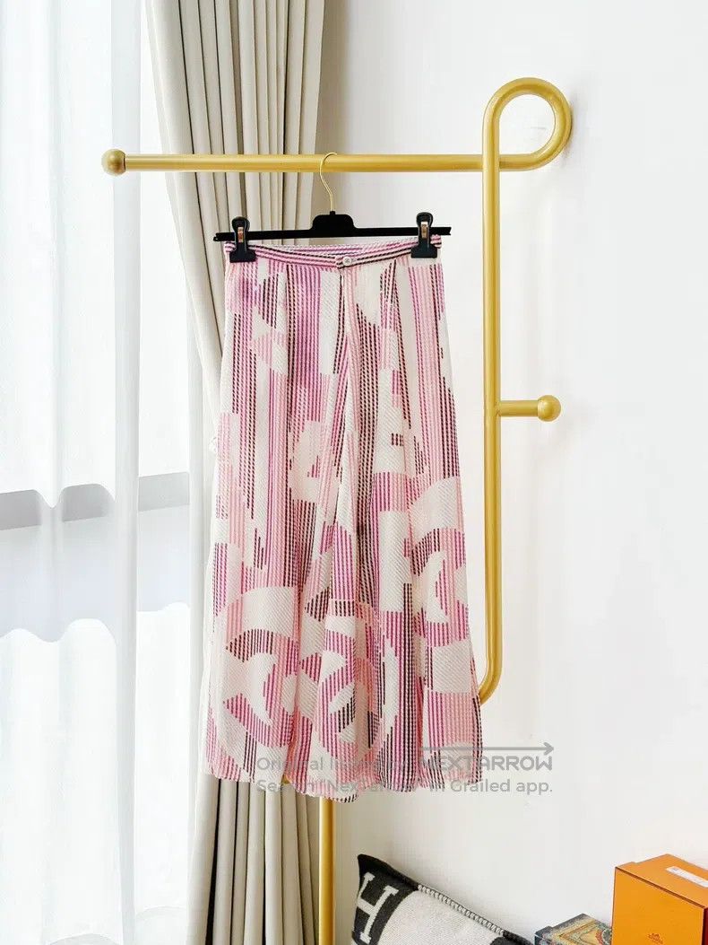 Chanel Chanel 23B pink and white mixed colour double C printed sk Size 42" / US 20 - 3 Thumbnail
