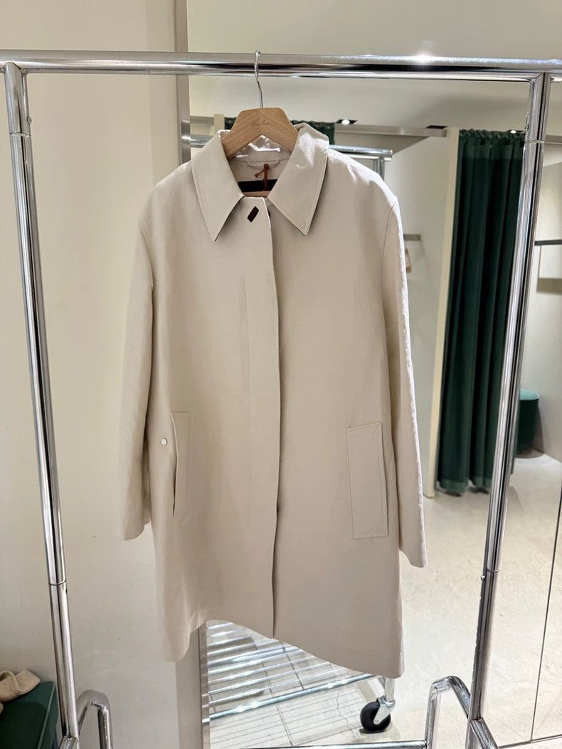 LORO PIANA A woman's waterproof trench coat with a turned-