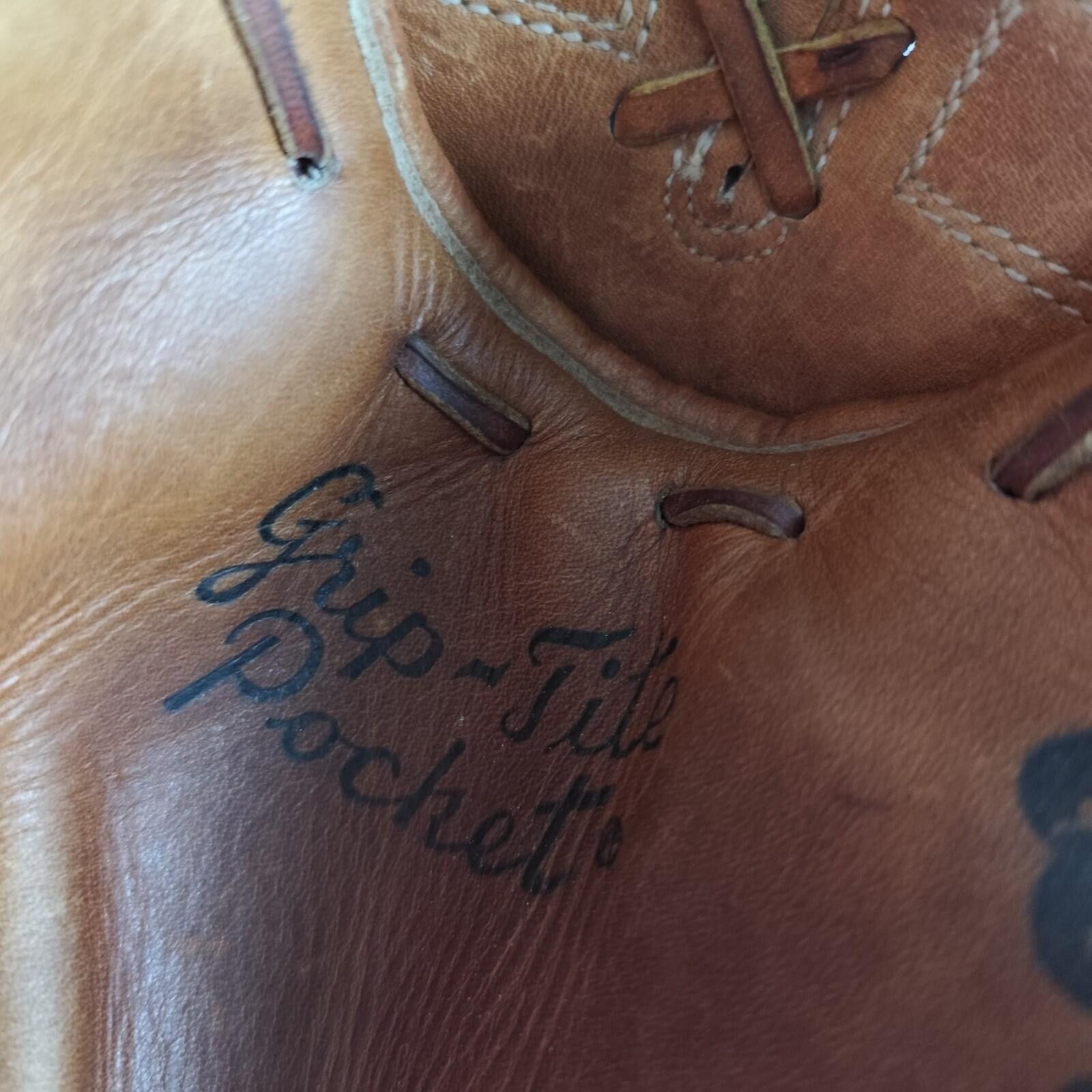 Wilson Vintage Wilson Catchers Mitt A2516 Right Hand Throw Leather Size ONE SIZE - 9 Thumbnail