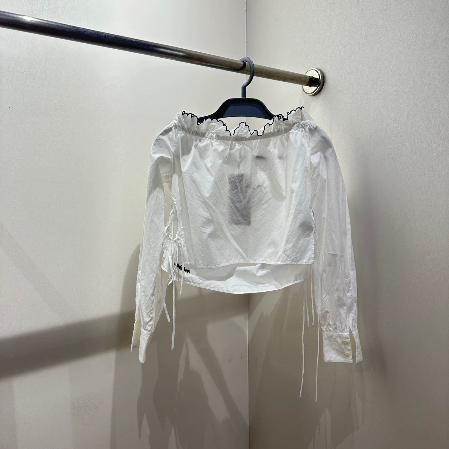 Miu Miu MiuMiu mar83 slogan-embro one-shoulder longsleeve 36 cotton Size XS / US 0-2 / IT 36-38 - 2 Thumbnail