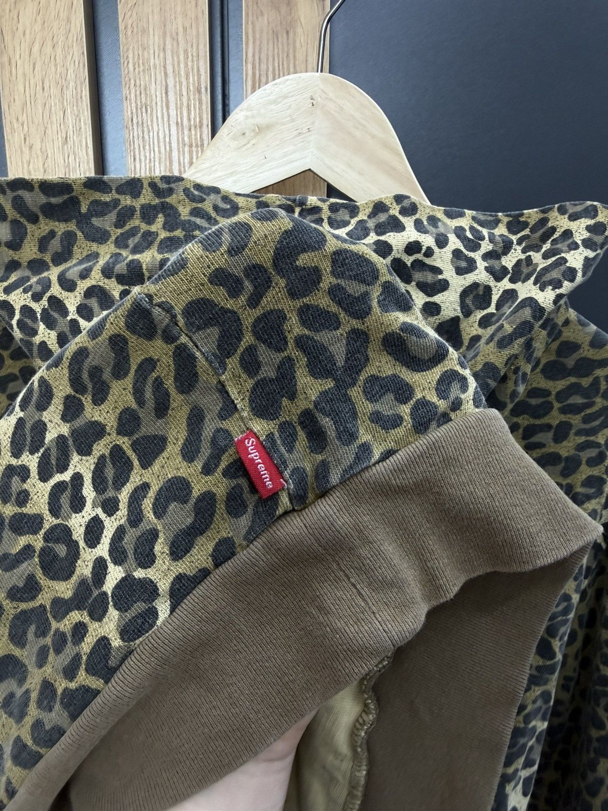 Supreme Supreme Leopard Print Hoodie Pullover Size L Size US L / EU 52-54 / 3 - 14 Thumbnail