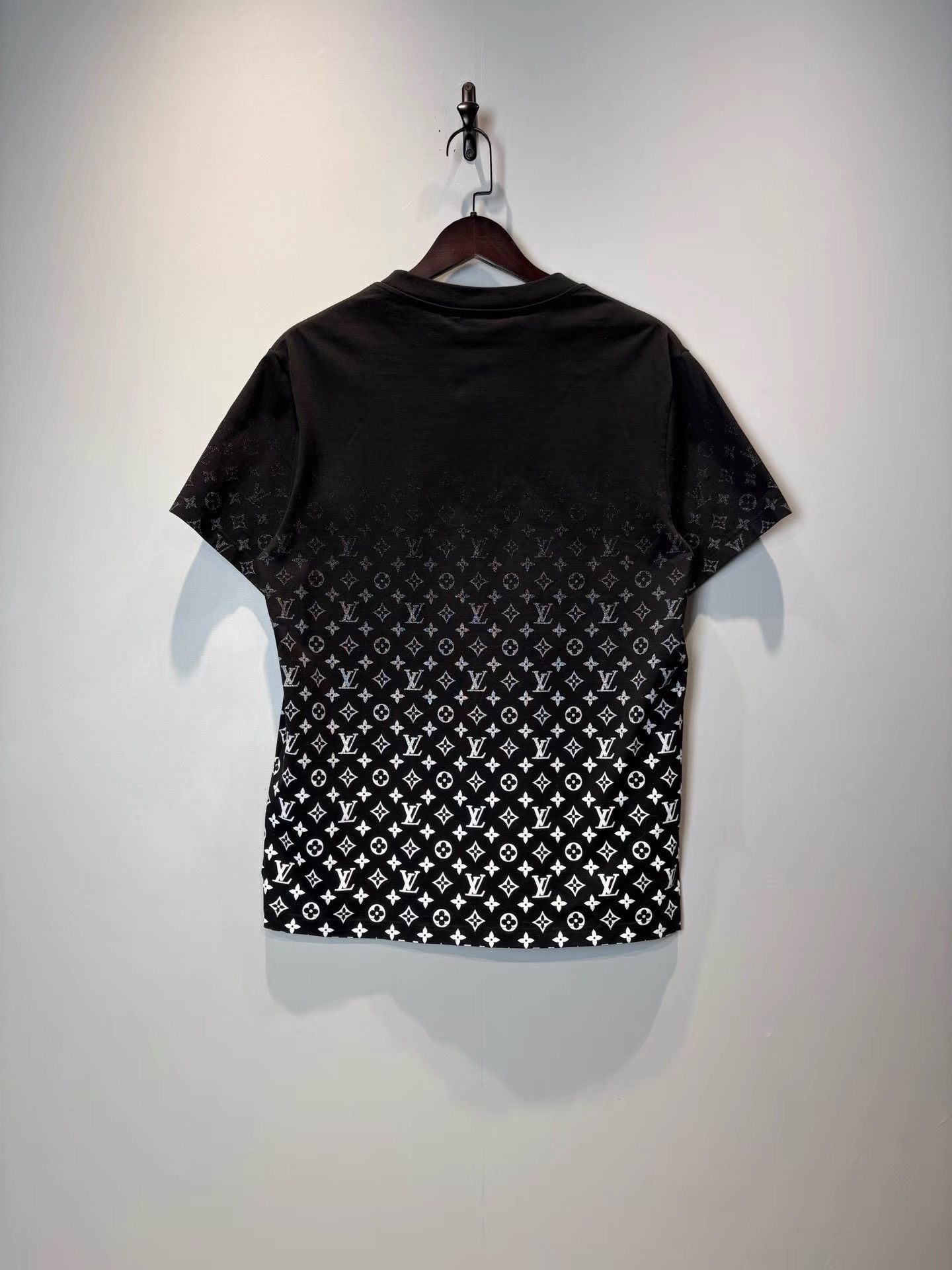 Louis Vuitton Louis Vuitton Black White Gradient Print Short Sleeve K36 Size US L / EU 52-54 / 3 - 2 Thumbnail