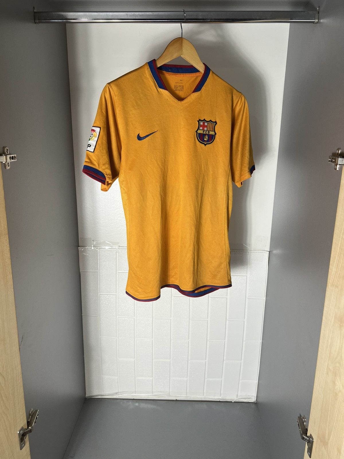 Nike VINTAGE NIKE FC BARCELONA SPAIN SOCCER JERSEY RETRO Y2K 90s Size US S / EU 44-46 / 1 - 4 Thumbnail