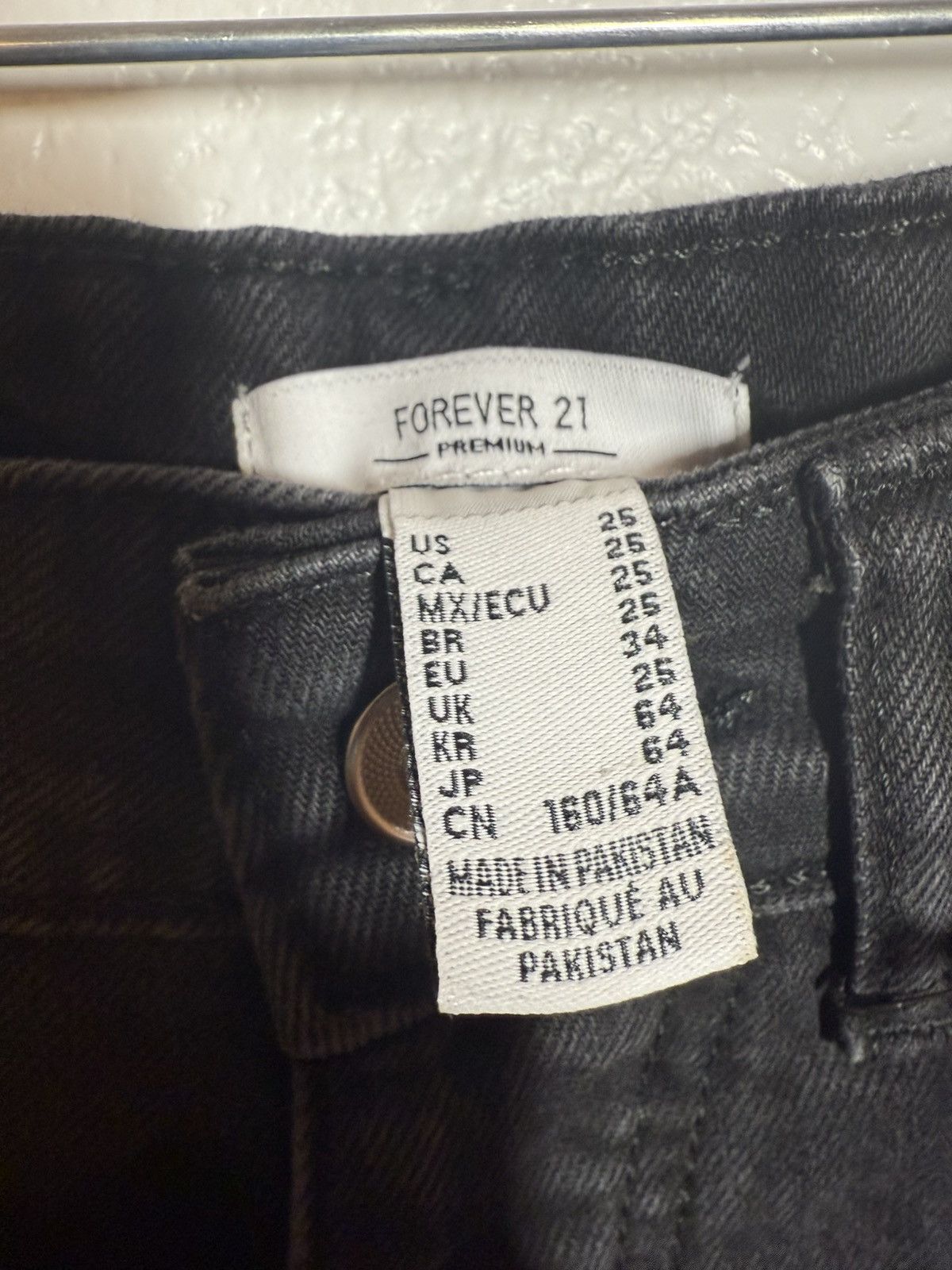 Forever 21 Forever 21 Black Denim shorts Size 25" / US 0 / IT 36 - 2 Thumbnail