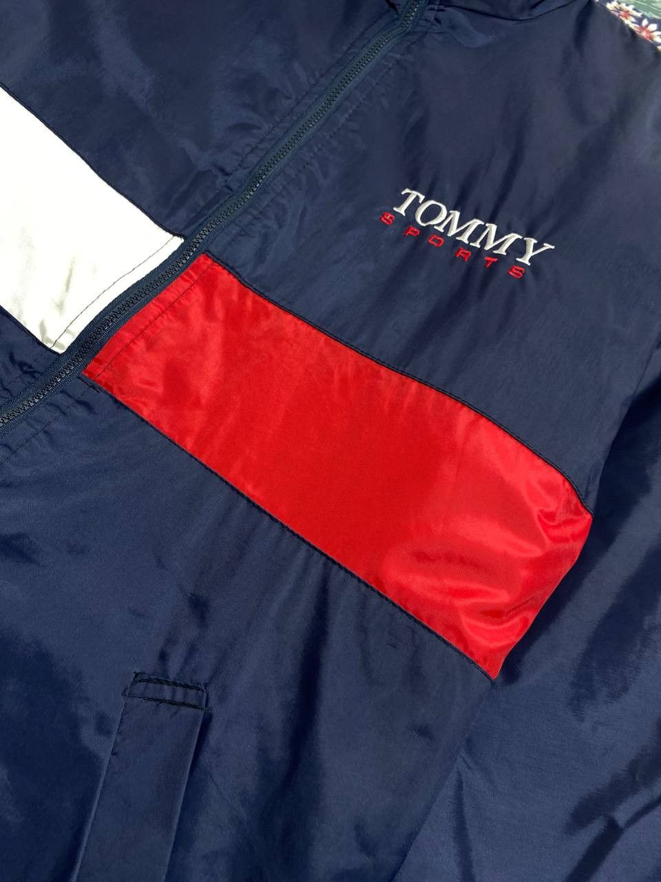 Tommy Hilfiger Vintage Tommy Hilfiger Windbreaker Jacket Size US L / EU 52-54 / 3 - 12 Thumbnail