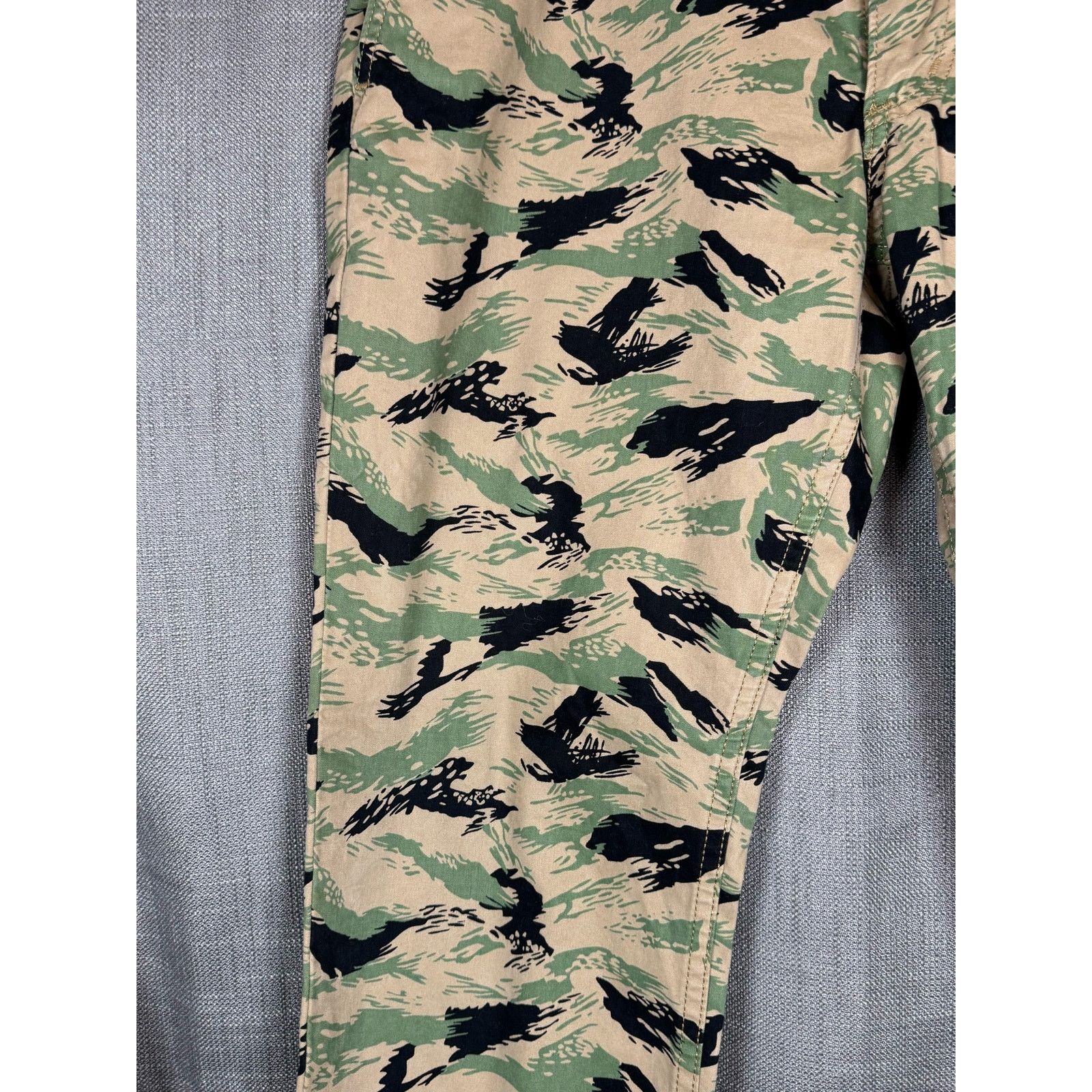 Levi's Levi Camo True Straight Flat Button Fly Green Military Pants Size US 34 / EU 50 - 3 Thumbnail