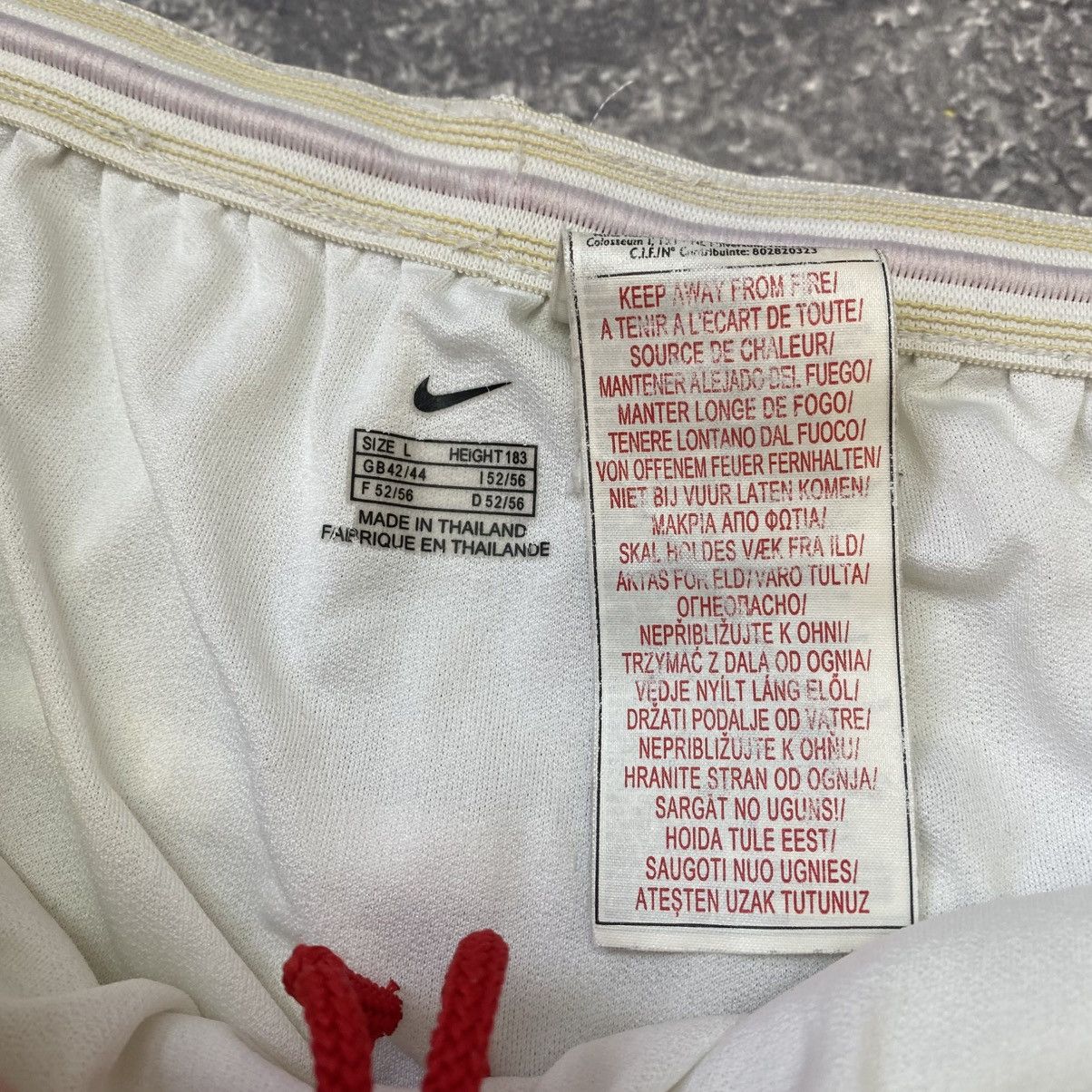 Vintage Vintage Nike Manchester United 90 Basic player soccer shorts Size US 34 / EU 50 - 6 Thumbnail