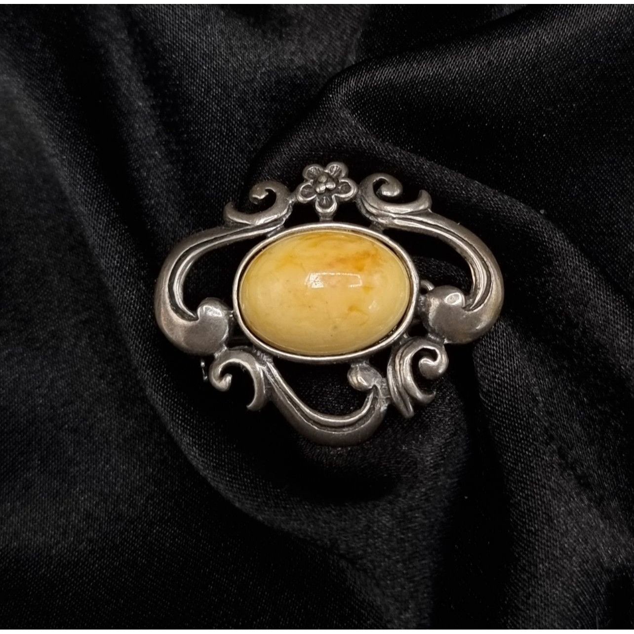 Vintage Vintage 90s-2000s Ornate Faux Amber Brooch Size ONE SIZE - 1 Thumbnail