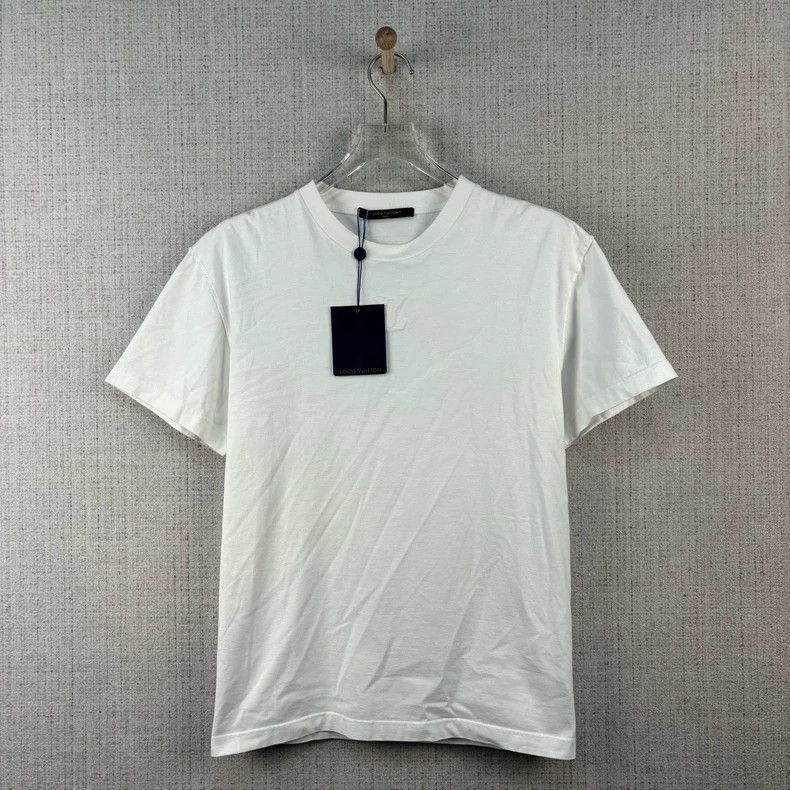 Louis Vuitton Louis Vuitton Solid Embossed Logo Crew Neck short Sleeves Size US S / EU 44-46 / 1 - 1 Thumbnail