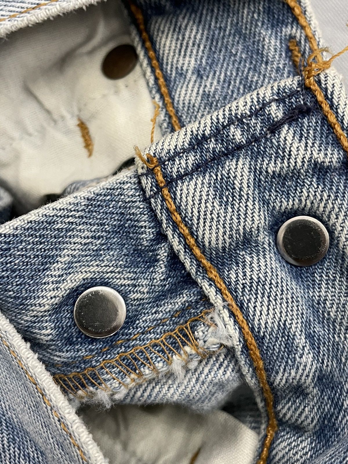 Levi's Vintage Levi’s 501 Light Wash Buttonfly Distressed USA Made Size US 27 - 22 Thumbnail