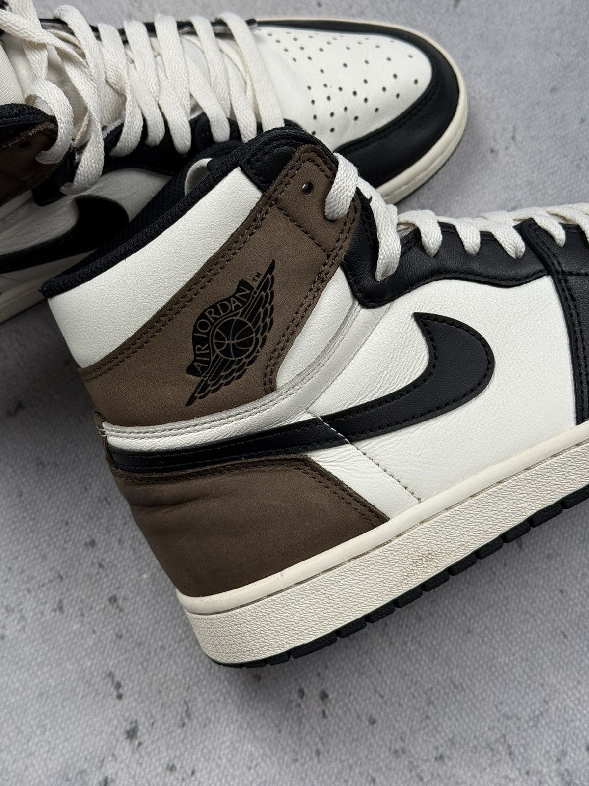 Jordan Brand Air Jordan 1 Retro High OG Dark Mocha Black White 2020 Men’s Size US 9.5 / EU 42-43 - 11 Thumbnail