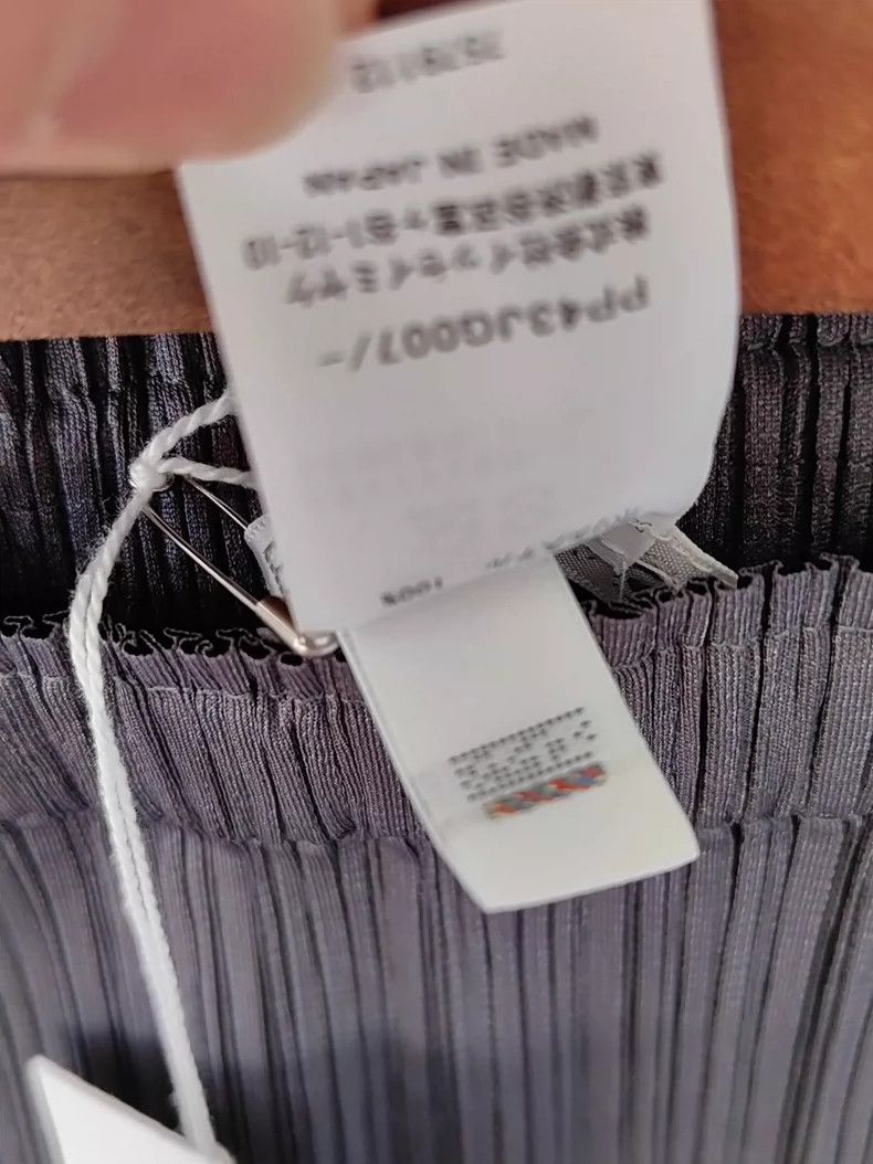 Issey Miyake Issey Miyake size:one size A dark grey pleated skirt Size 23" - 5 Thumbnail