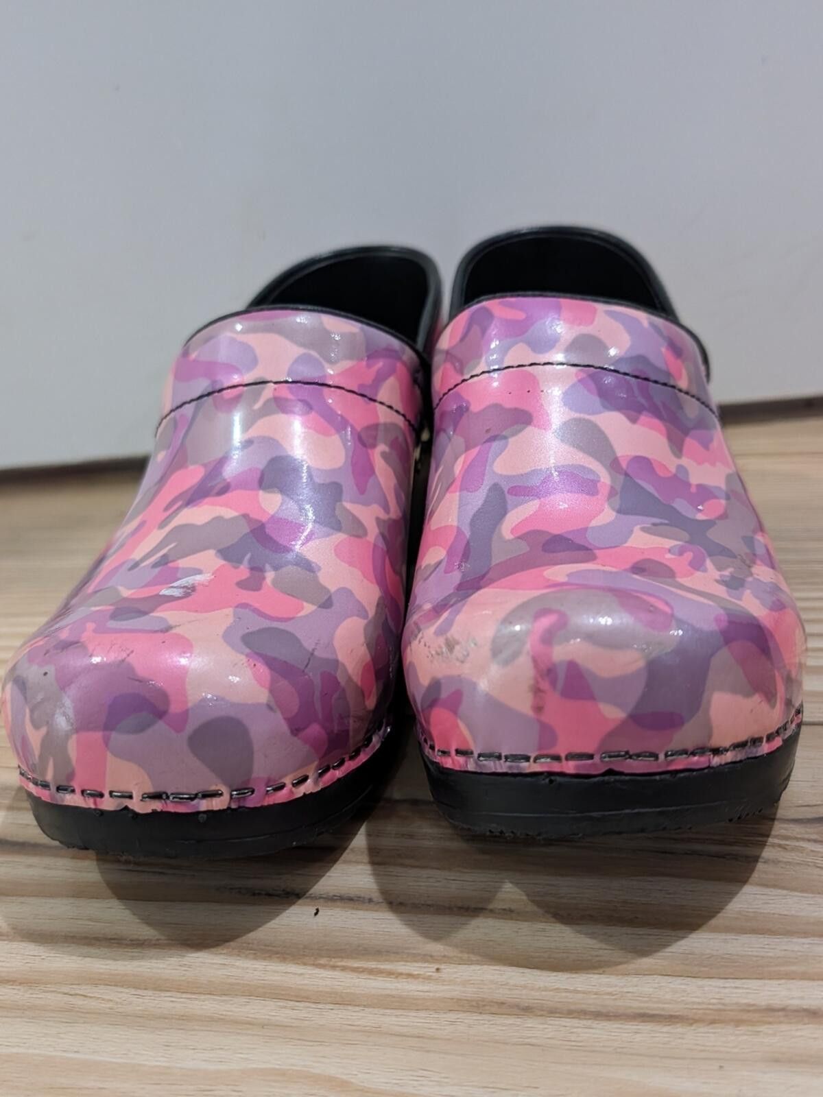 Santa Cruz Skateboards Sanita Pink Camo Closed-Back Clogs Size US 7.5 / IT 37.5 - 3 Thumbnail