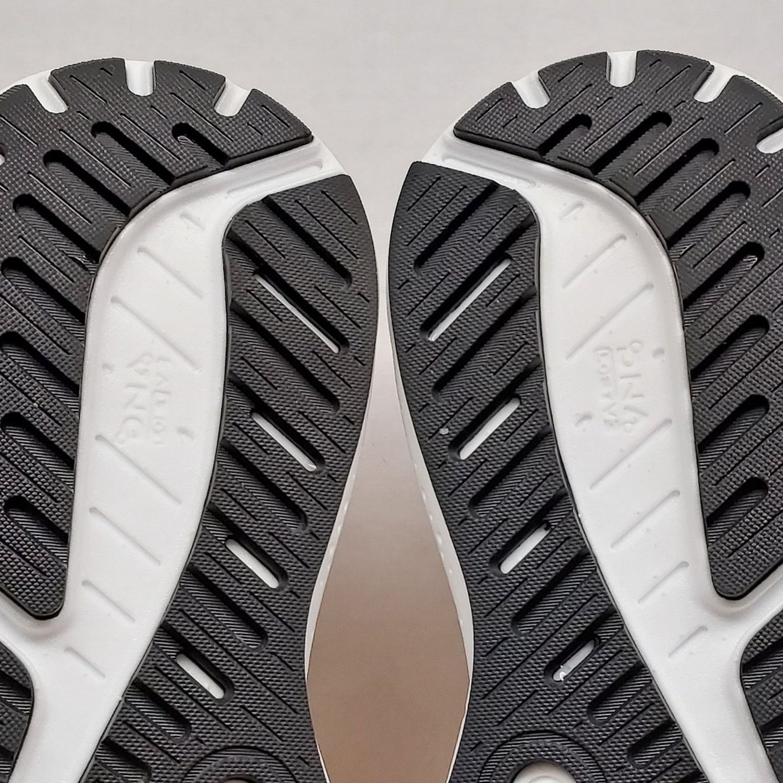 Brooks Brooks Womens | White | Ariel GTS 23 Athletic Shoes Size 9.5 Size US 9.5 / IT 39.5 - 12 Thumbnail