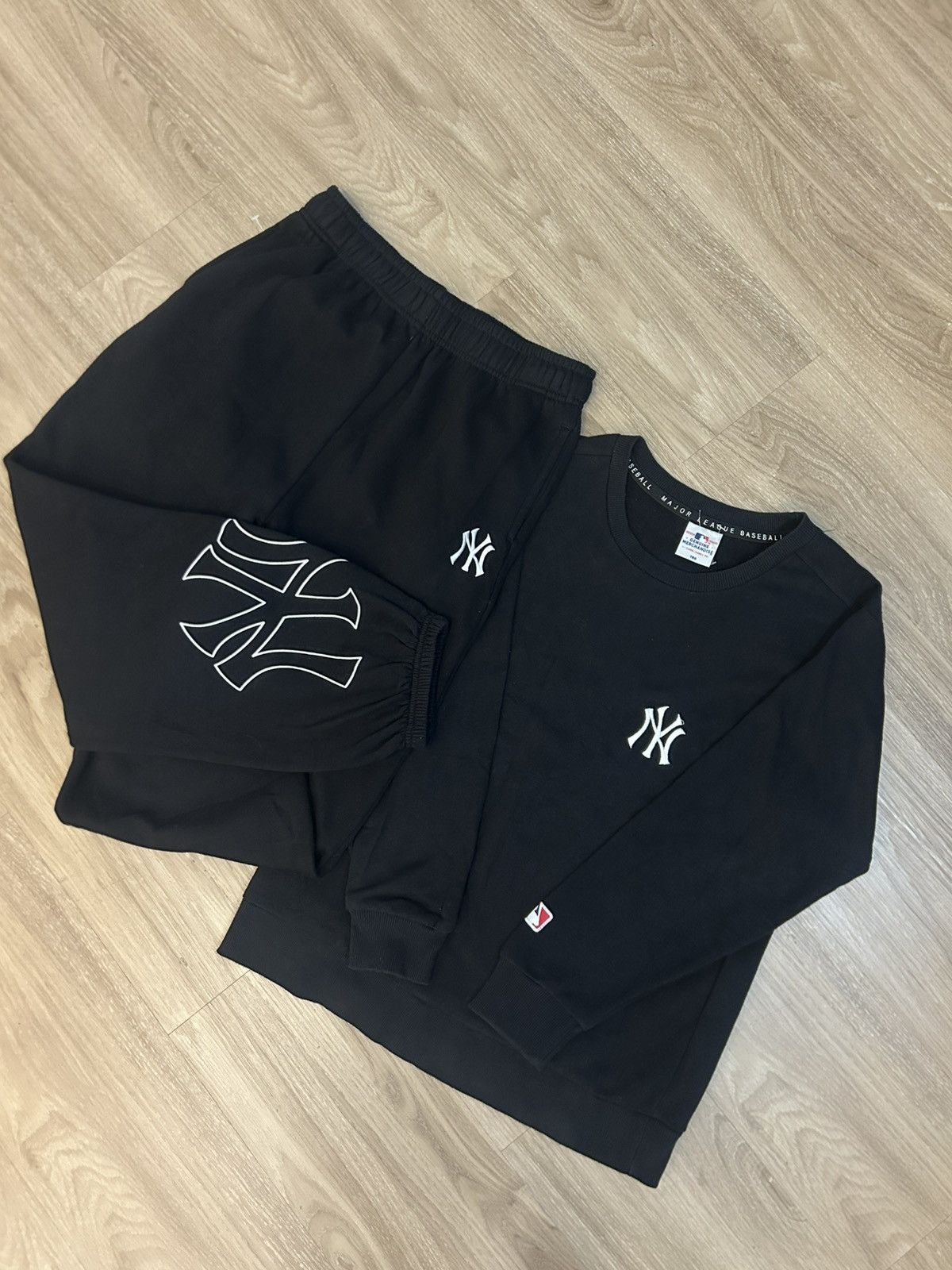 MLB ⚾️MLB New York Yankees Tracksuit Set Crewneck & Sweatpants Size US S / EU 44-46 / 1 - 3 Thumbnail