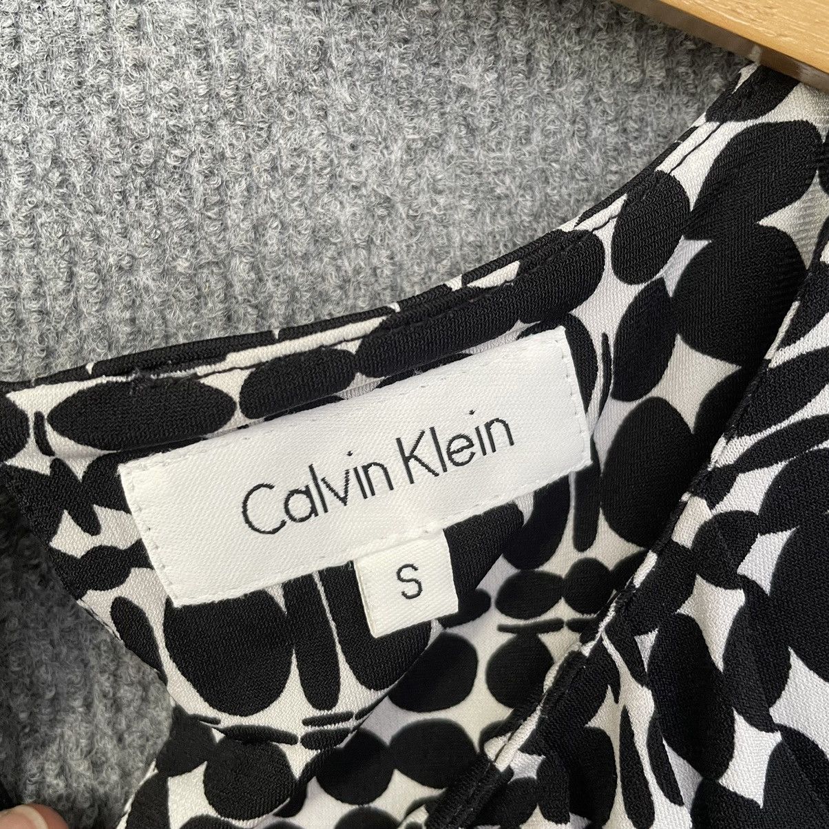 Calvin Klein CK Geometric Design Pleated Neck Sleeveless Blouse Size S / US 4 / IT 40 - 3 Thumbnail