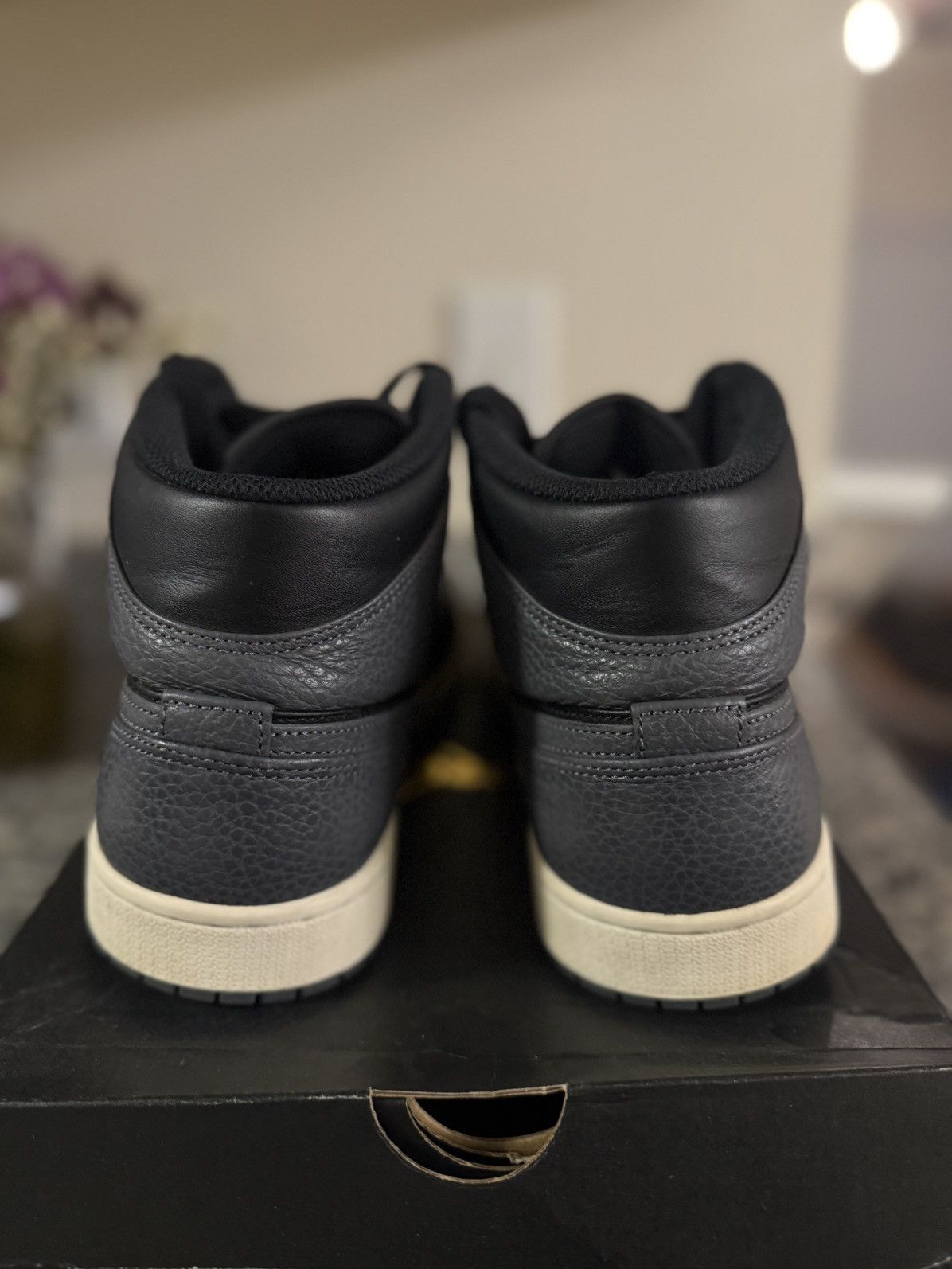 Jordan Brand × Nike Jordan 1 Mid Dark Grey 2018 554724-041 Size 10.5 OG RARE Size US 10.5 / EU 43-44 - 6 Thumbnail
