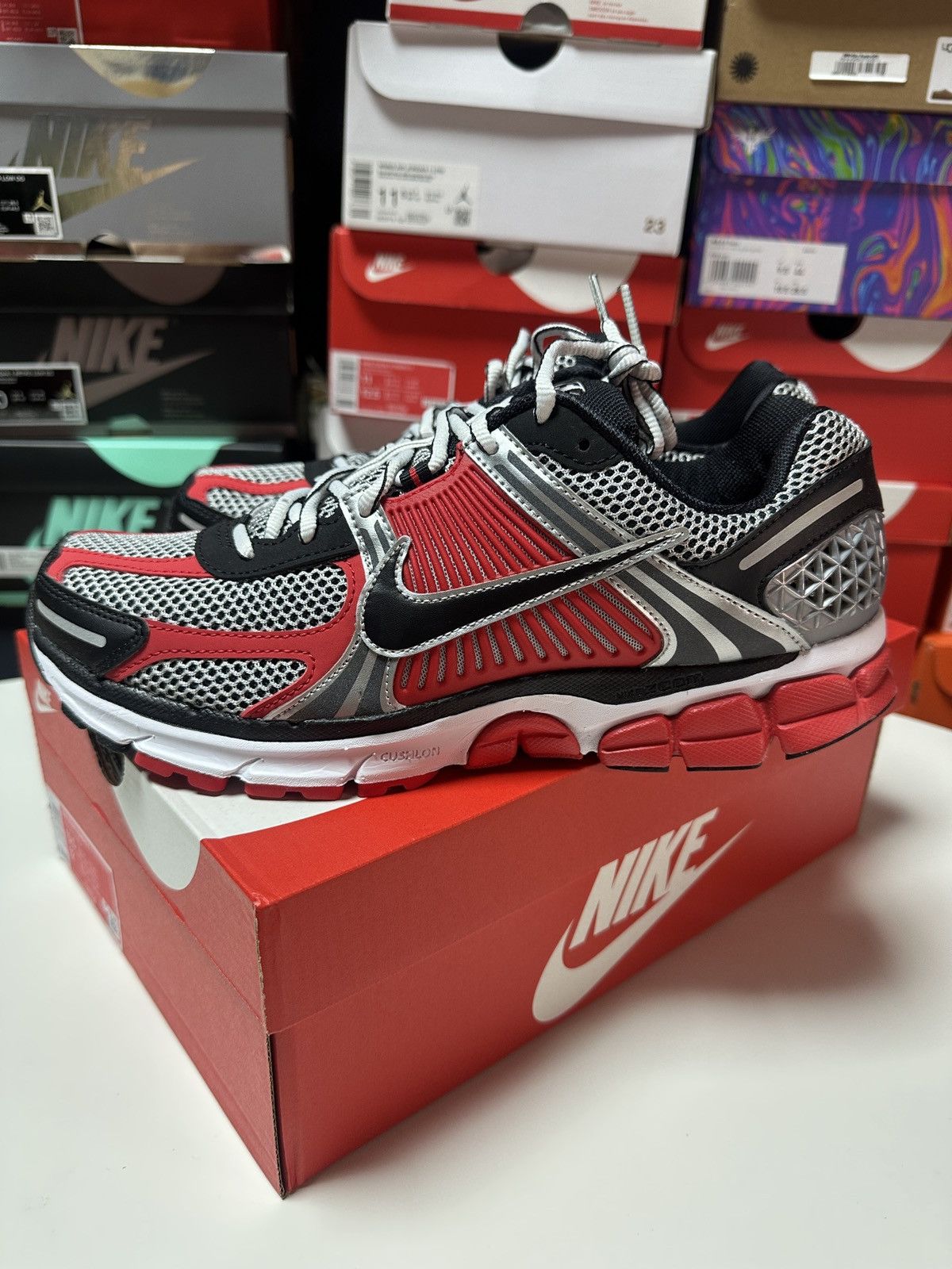 Nike NEW Vomero 5 Sz 10.5 Men, 12 Wmn Red Metallic Silver Black Size US 10.5 / EU 43-44 - 1 Thumbnail