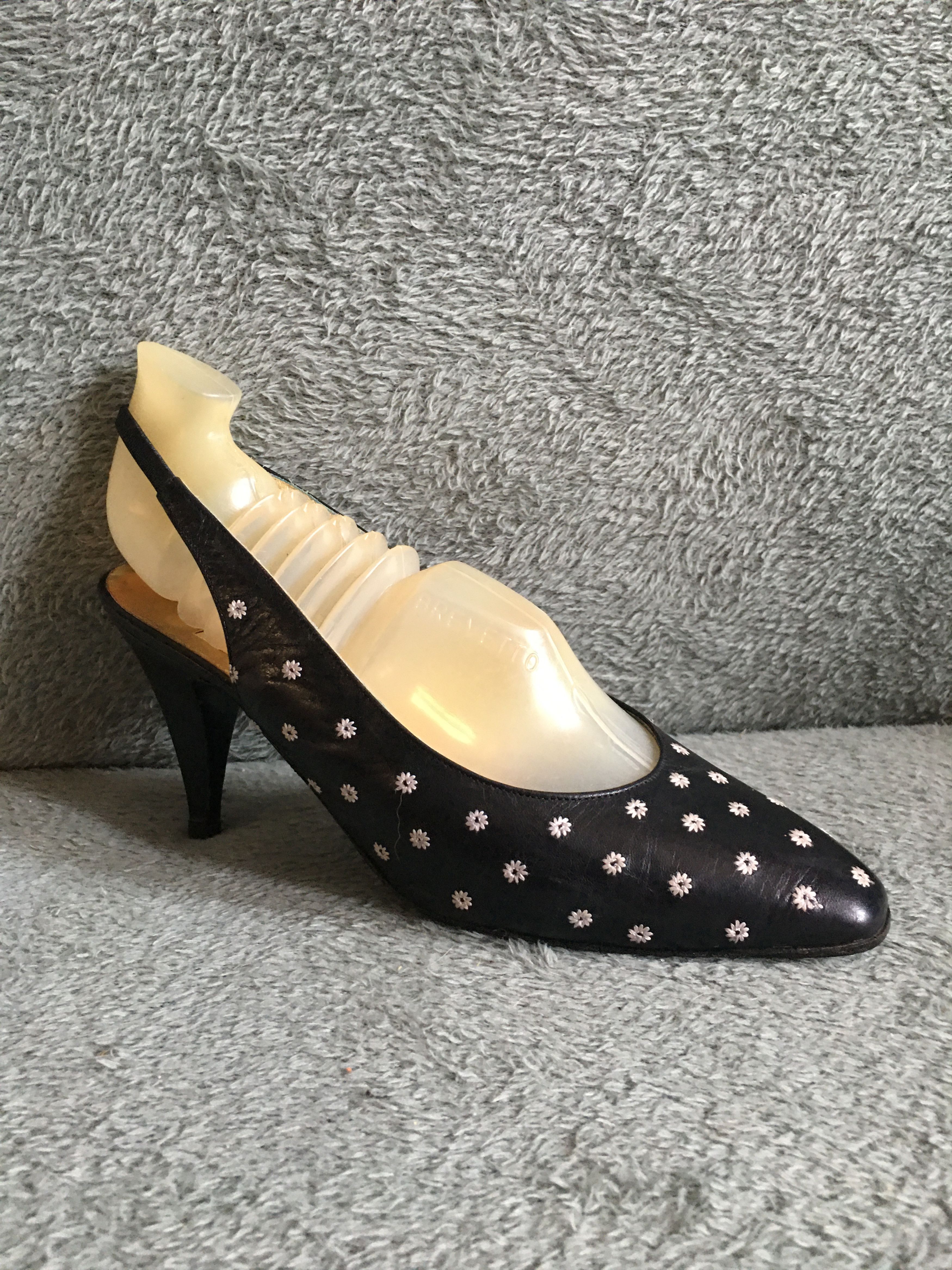 Valentino Valentino Garavani Leather Flowers Design Heels Size 8.5 Size US 8.5 / IT 38.5 - 2 Thumbnail