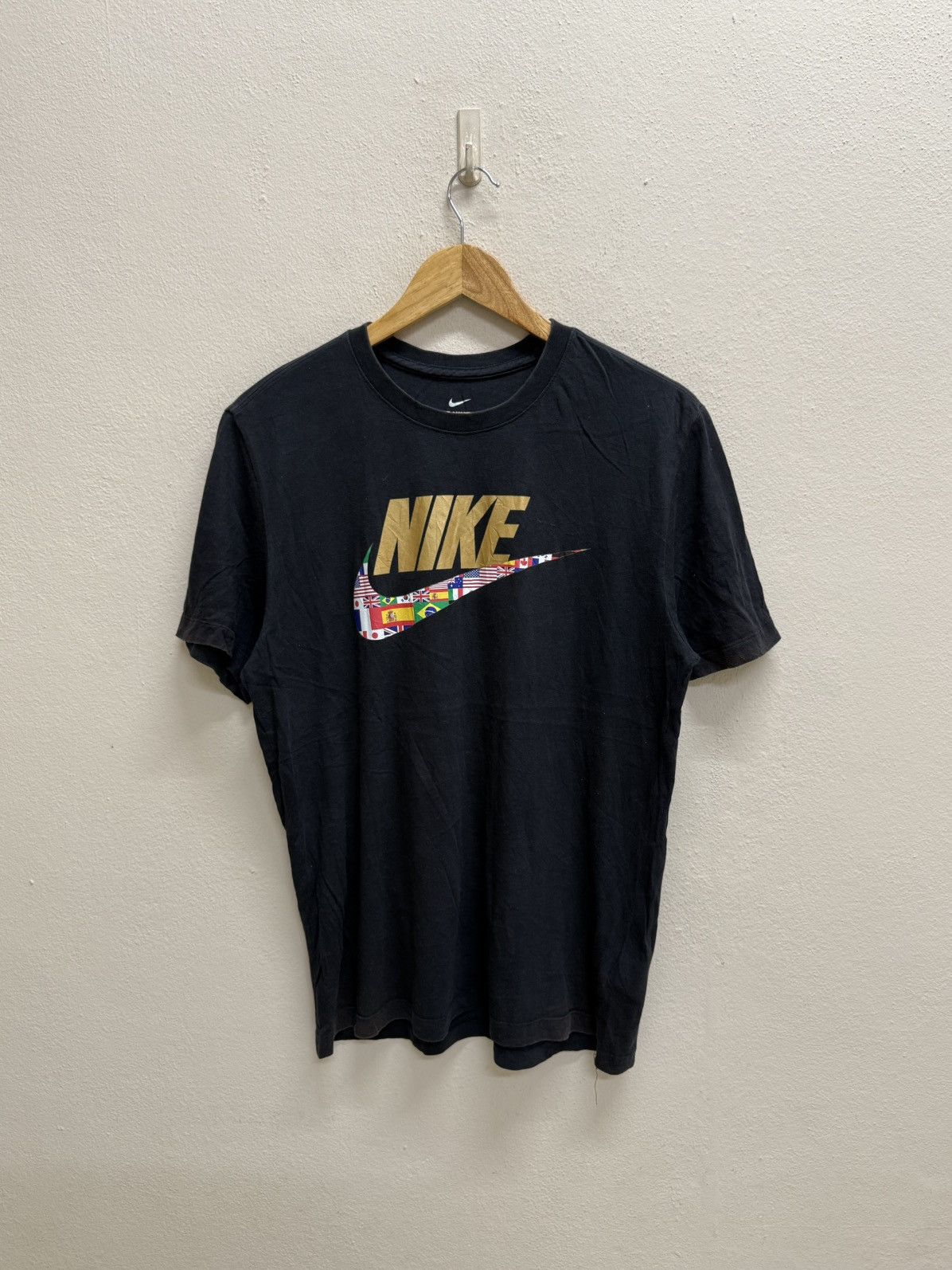 Nike NIKE SWOOSH INTERNATIONAL FLAGE LOGO TSHIRT Size US S / EU 44-46 / 1 - 3 Thumbnail