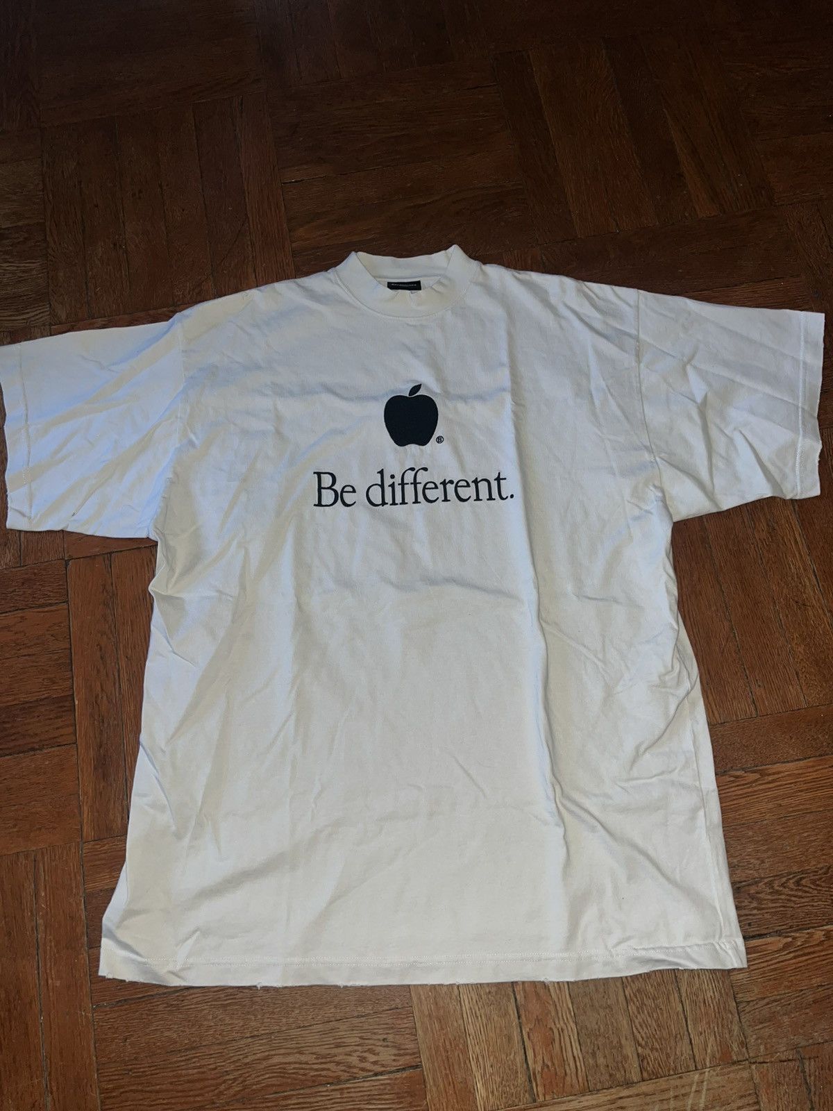 Balenciaga Balenciaga be different T-shirt Size US L / EU 52-54 / 3 - 1 Thumbnail